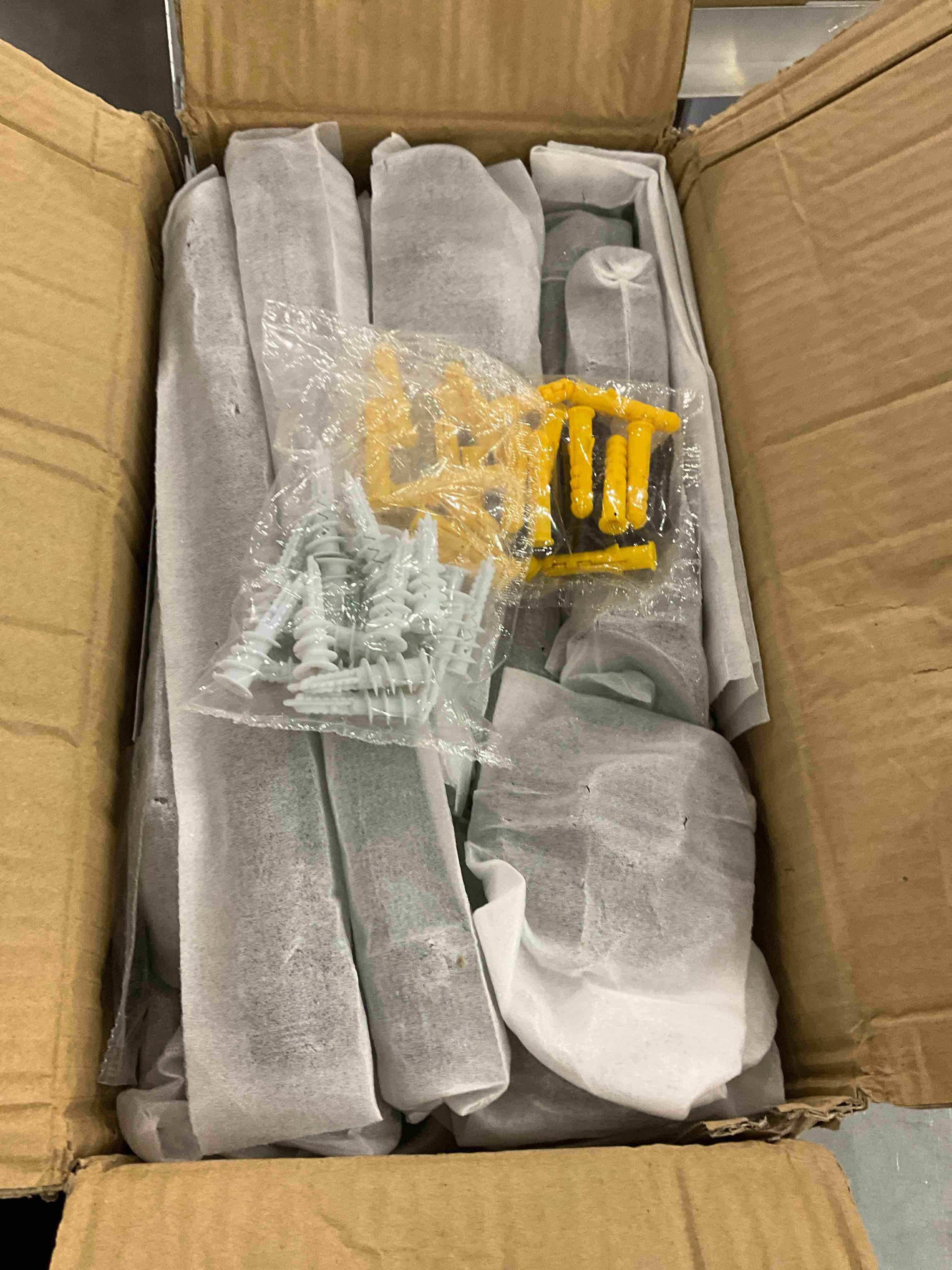 https://s3.amazonaws.com/lotting-images-prod/bidfta/EXS00955700_1704808467883.jpeg