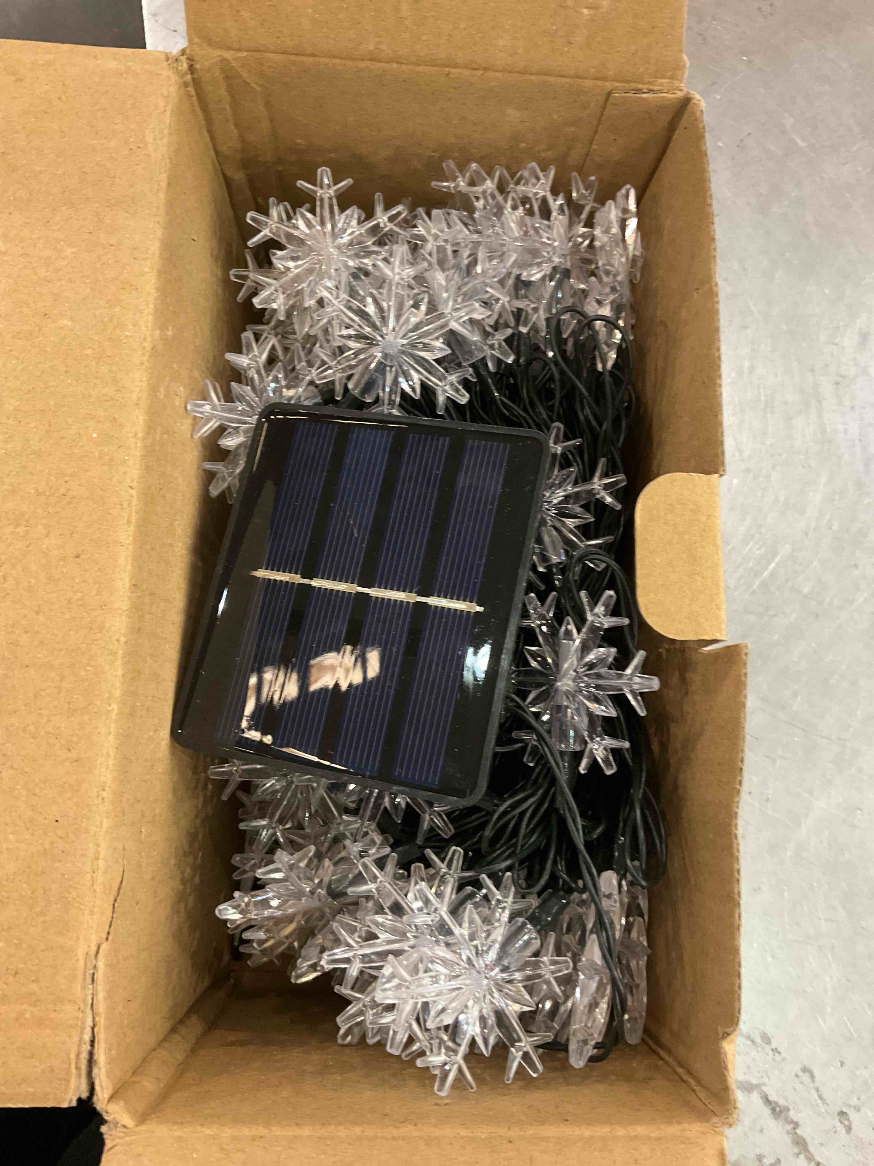 Janchs 55ft 100 LED Solar Snowflake Lights for Outdoor Christmas Decorations, Multicolored 8 Modes Waterproof Solar Powered String Lights for Xmas Tree, House Entrance, Wreath, Garland, Window Decor