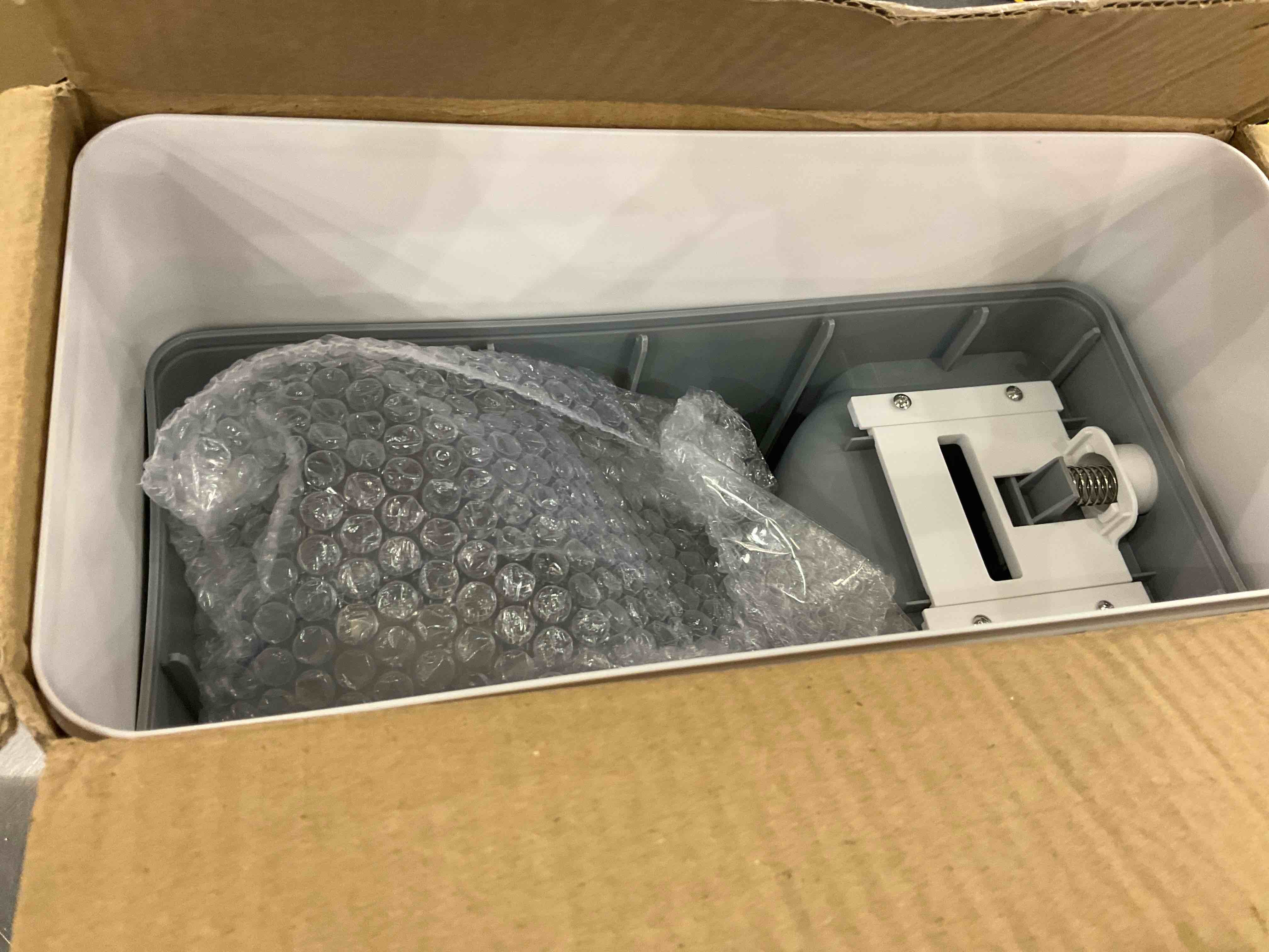 https://s3.amazonaws.com/lotting-images-prod/bidfta/EXS00956444_1705940048517.jpeg