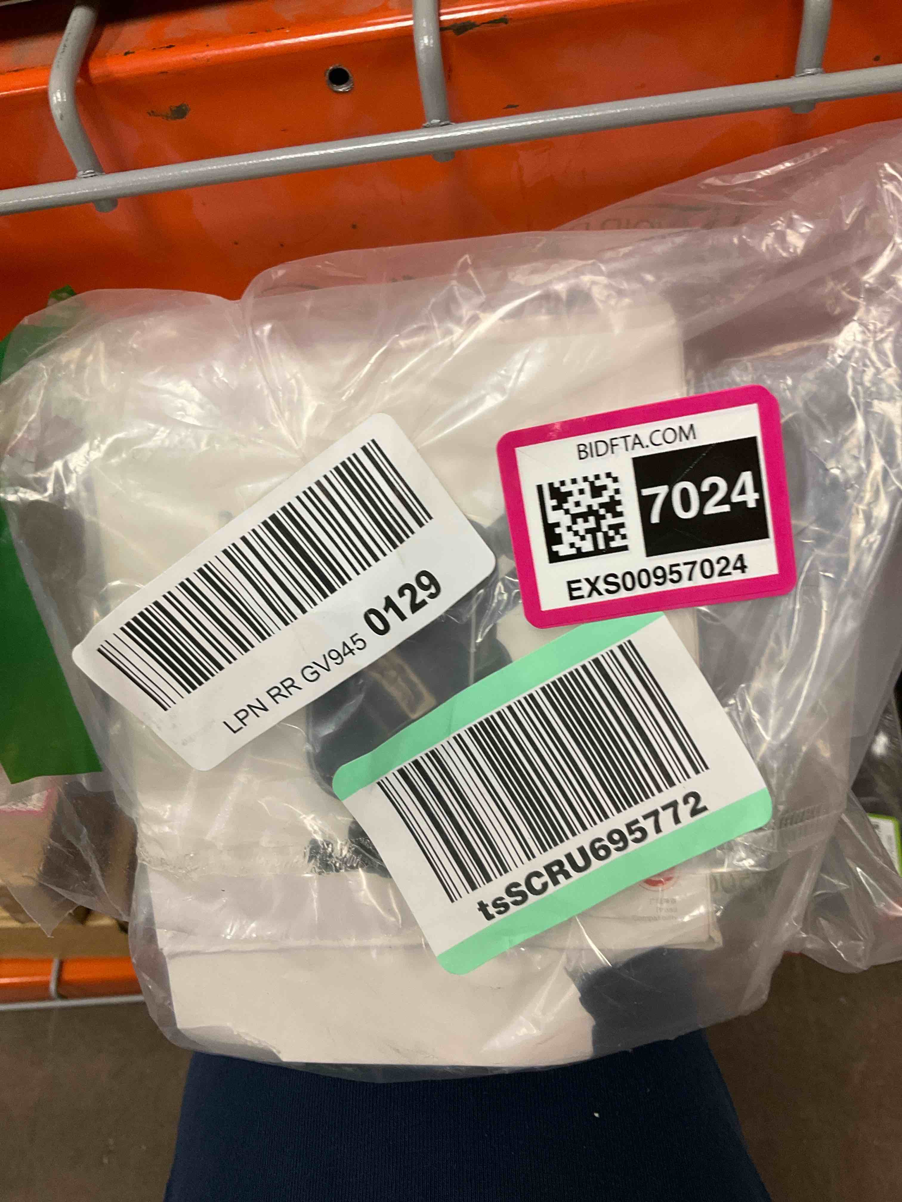 https://s3.amazonaws.com/lotting-images-prod/bidfta/EXS00957024_1703782699406.jpeg
