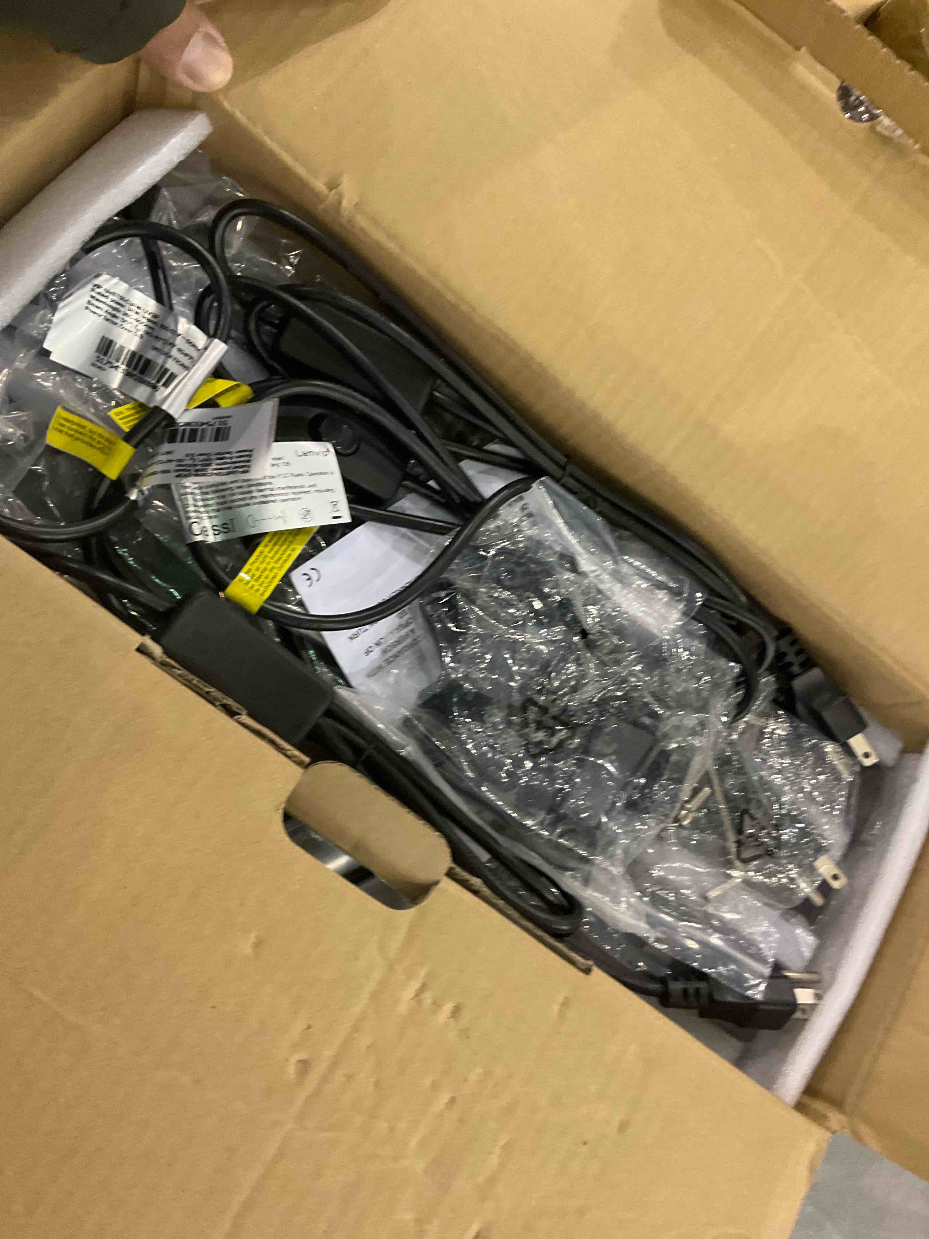 https://s3.amazonaws.com/lotting-images-prod/bidfta/EXS00957685_1704461972098.jpeg
