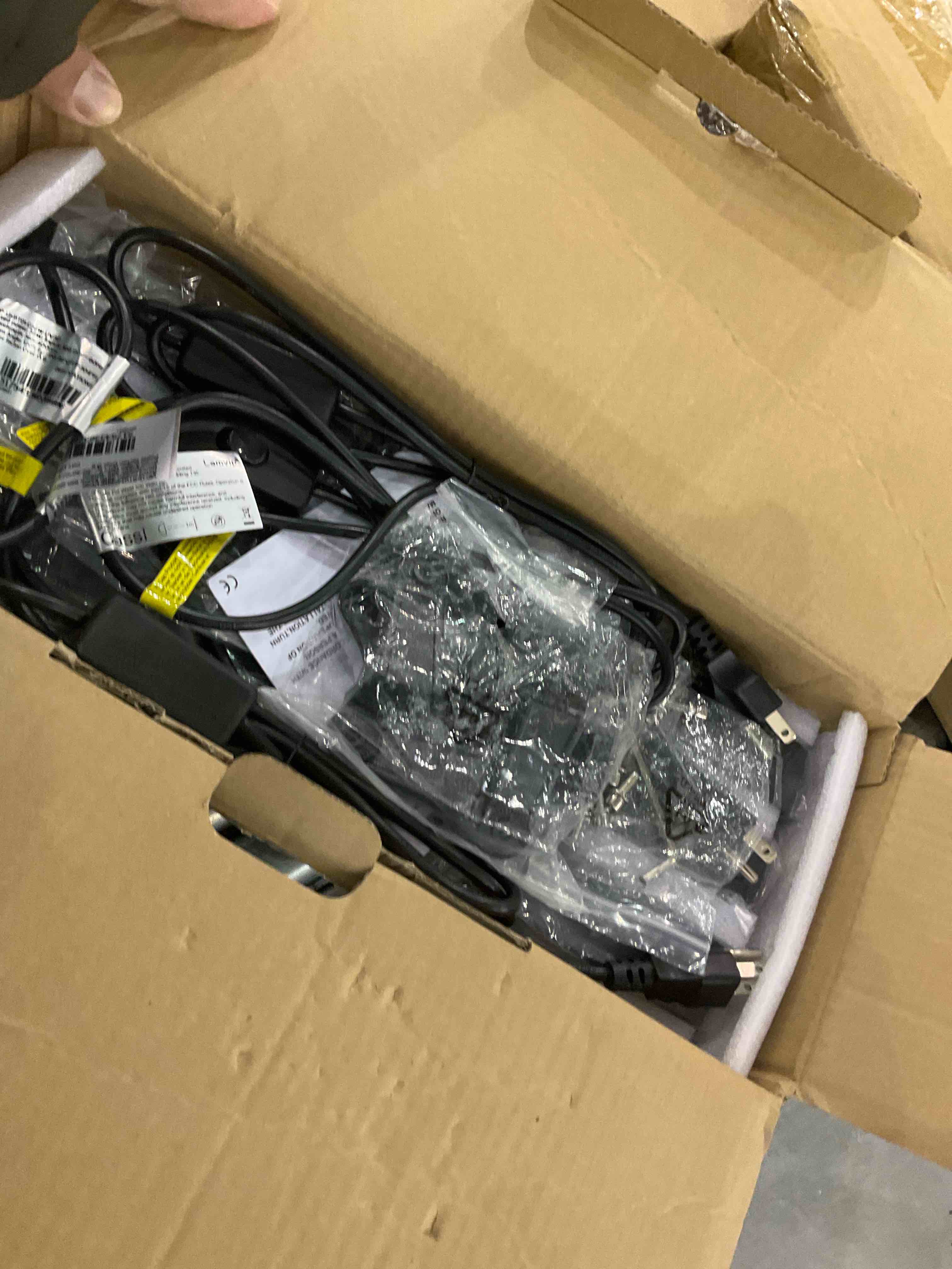 https://s3.amazonaws.com/lotting-images-prod/bidfta/EXS00957685_1704461973083.jpeg