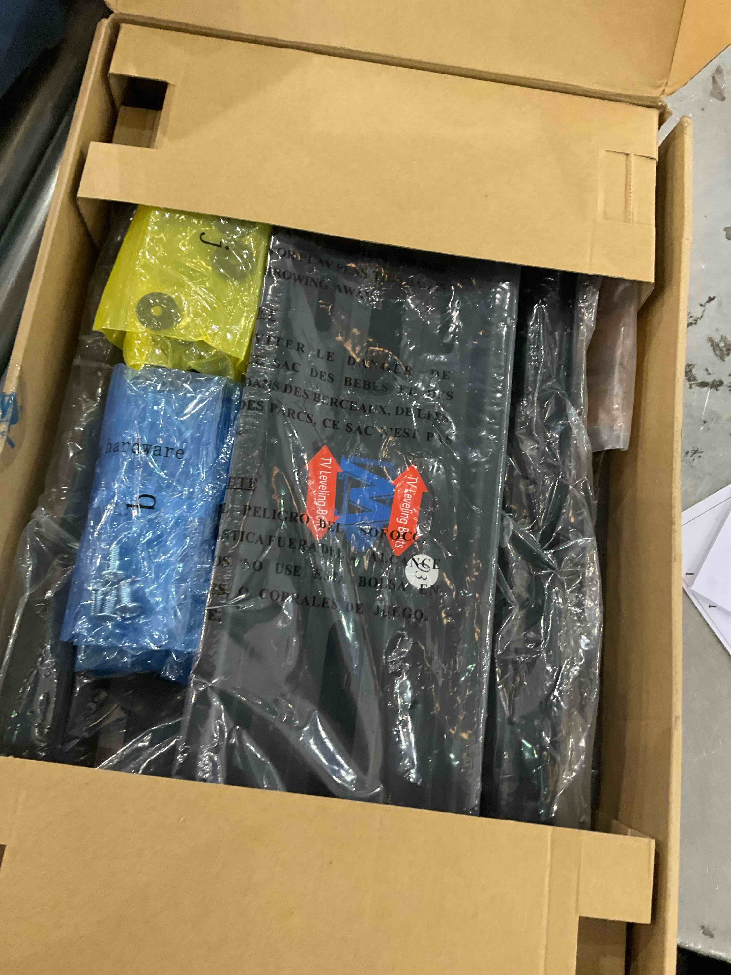 https://s3.amazonaws.com/lotting-images-prod/bidfta/EXS00957718_1704467341392.jpeg