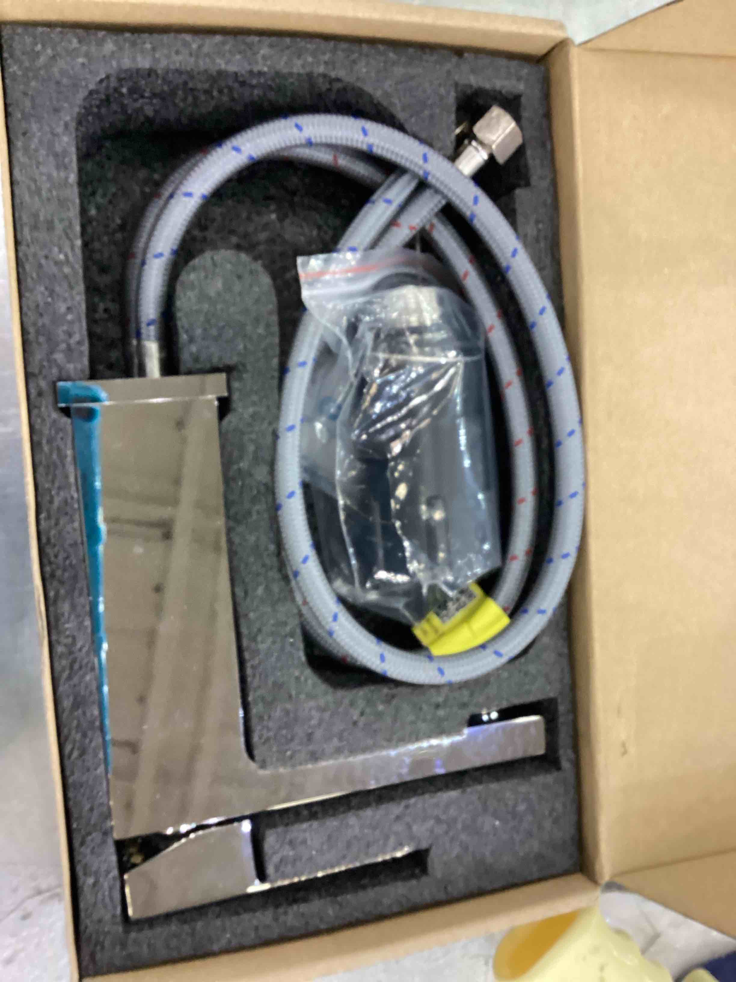 https://s3.amazonaws.com/lotting-images-prod/bidfta/EXS00958299_1703692462894.jpeg