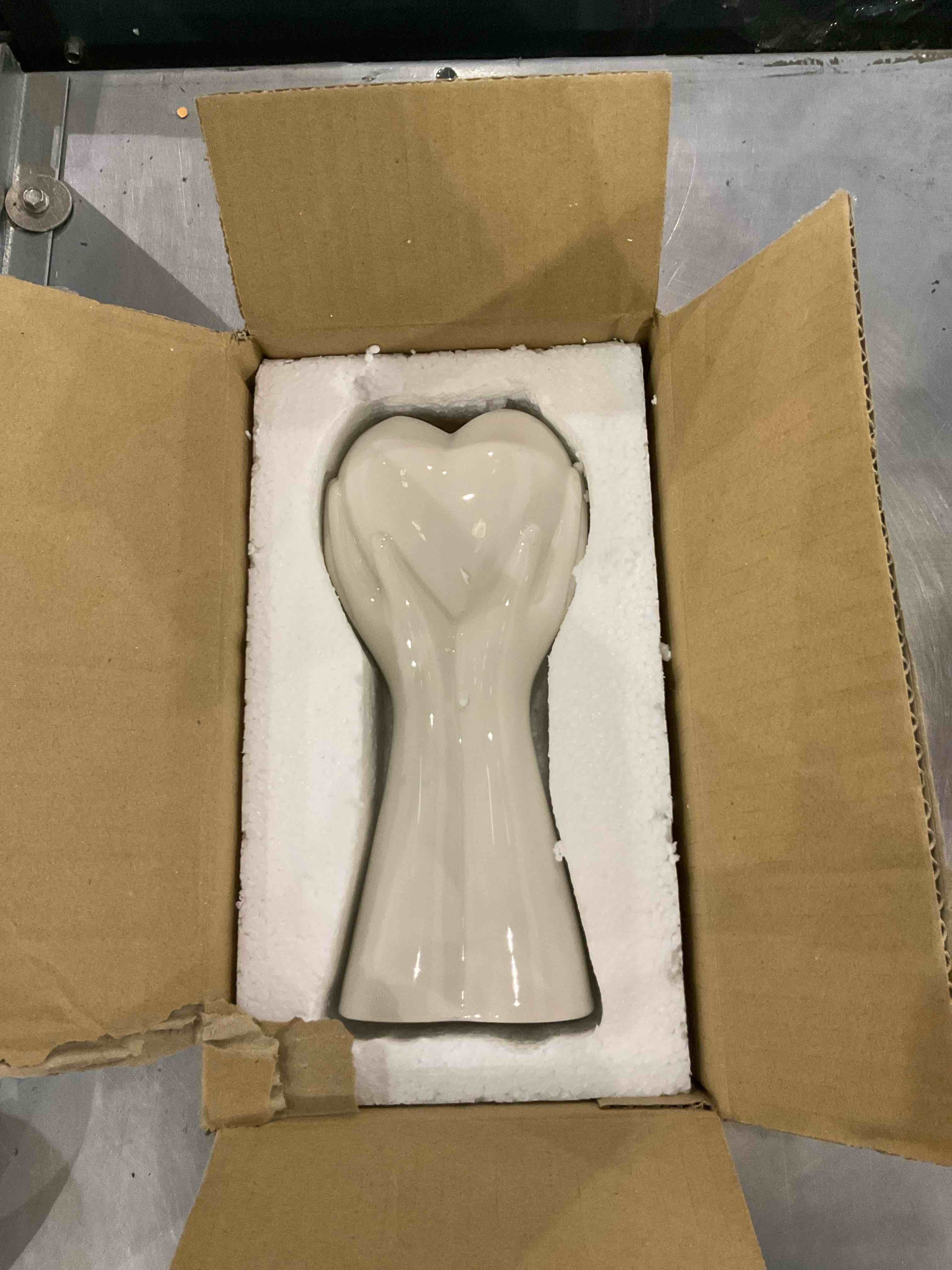 https://s3.amazonaws.com/lotting-images-prod/bidfta/EXS00960154_1702907571265.jpeg