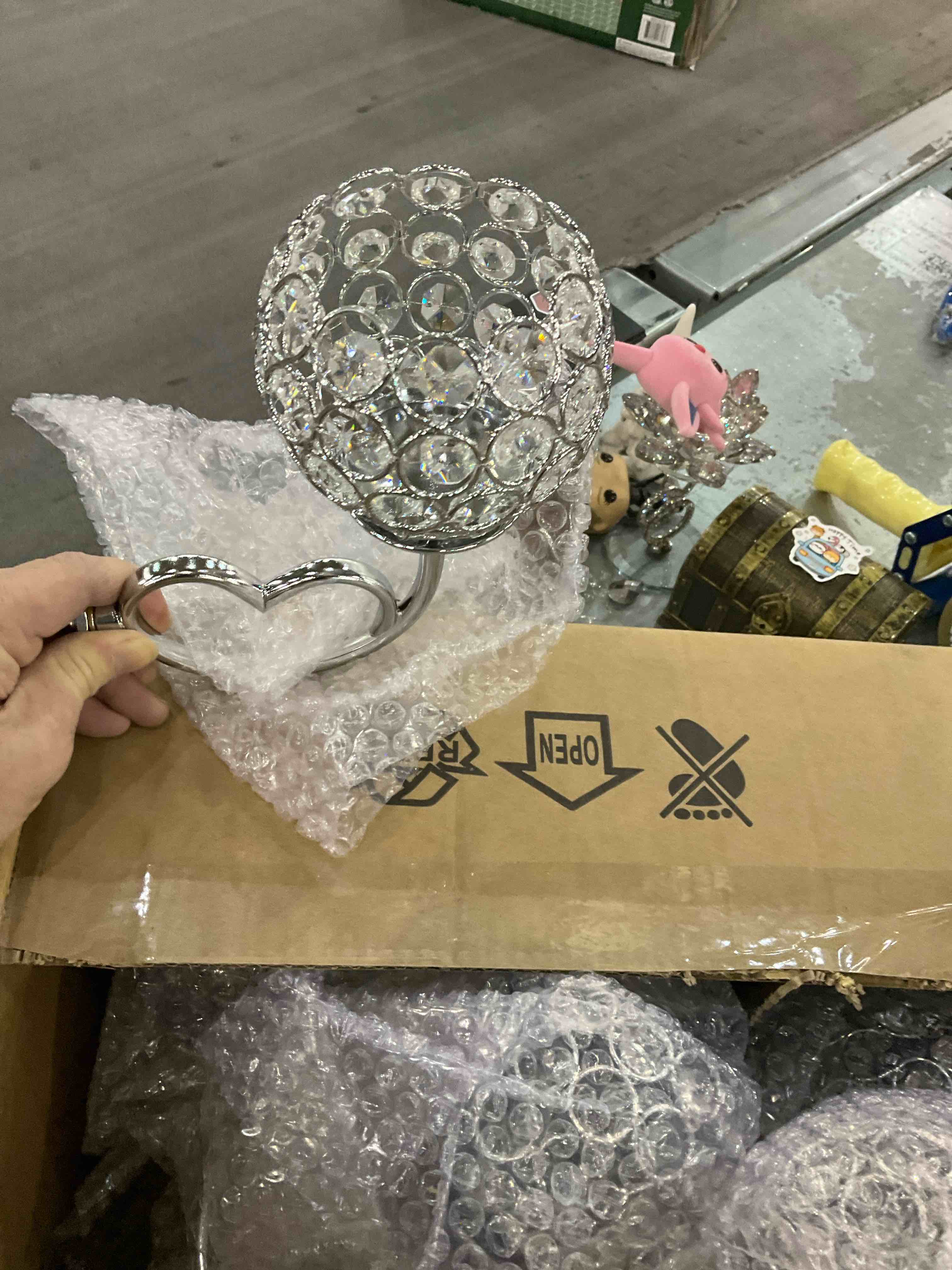 https://s3.amazonaws.com/lotting-images-prod/bidfta/EXS00966054_1703251513710.jpeg