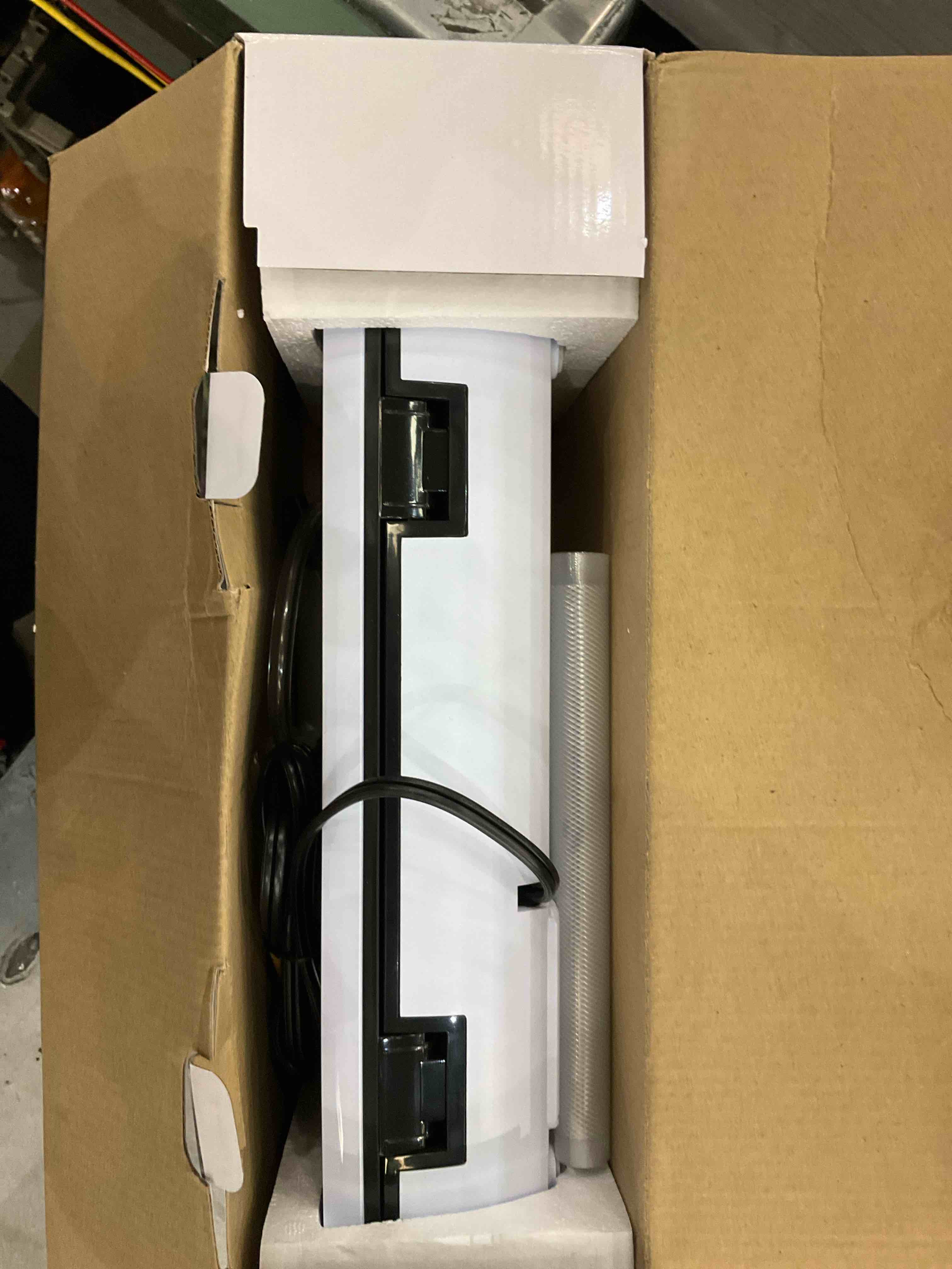 https://s3.amazonaws.com/lotting-images-prod/bidfta/EXS00966203_1703692363138.jpeg