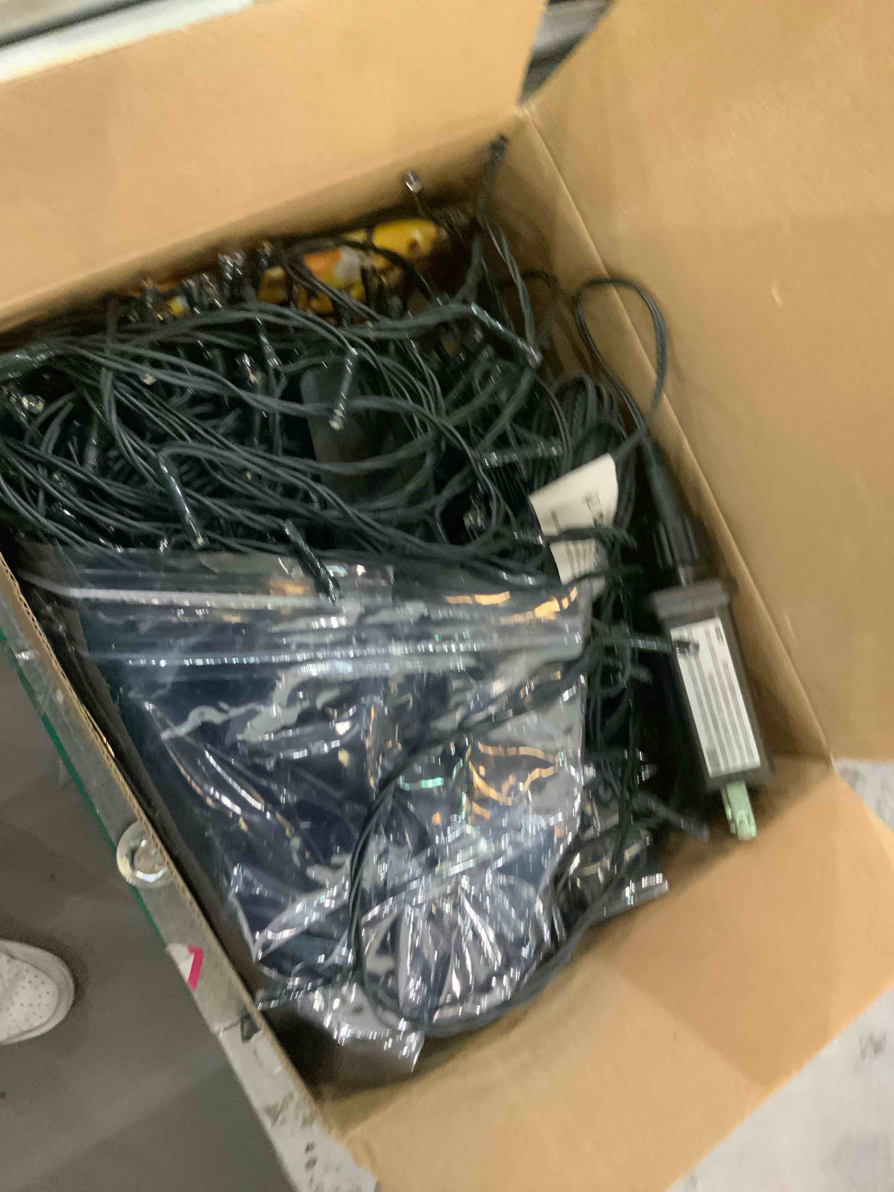 https://s3.amazonaws.com/lotting-images-prod/bidfta/EXS00966645_1703261307334.jpeg