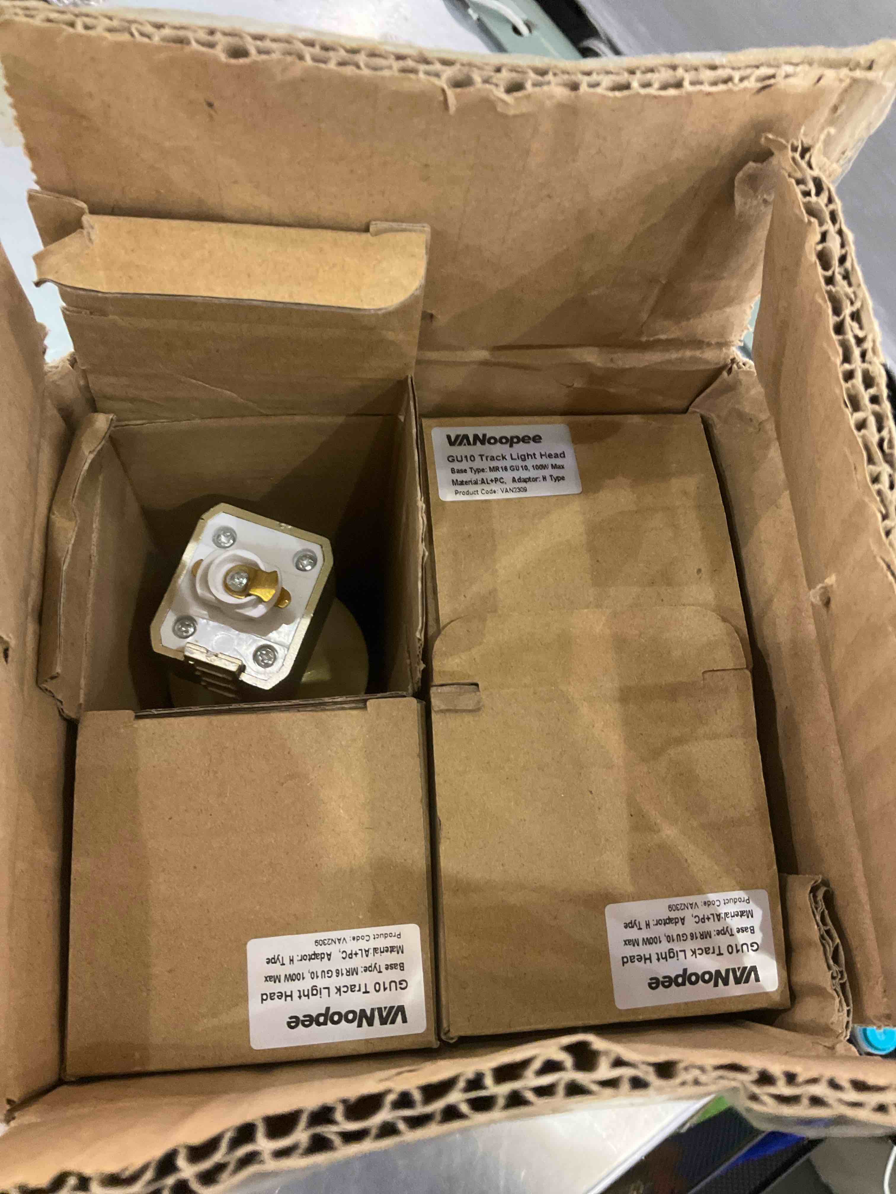 https://s3.amazonaws.com/lotting-images-prod/bidfta/EXS00969544_1704484155555.jpeg