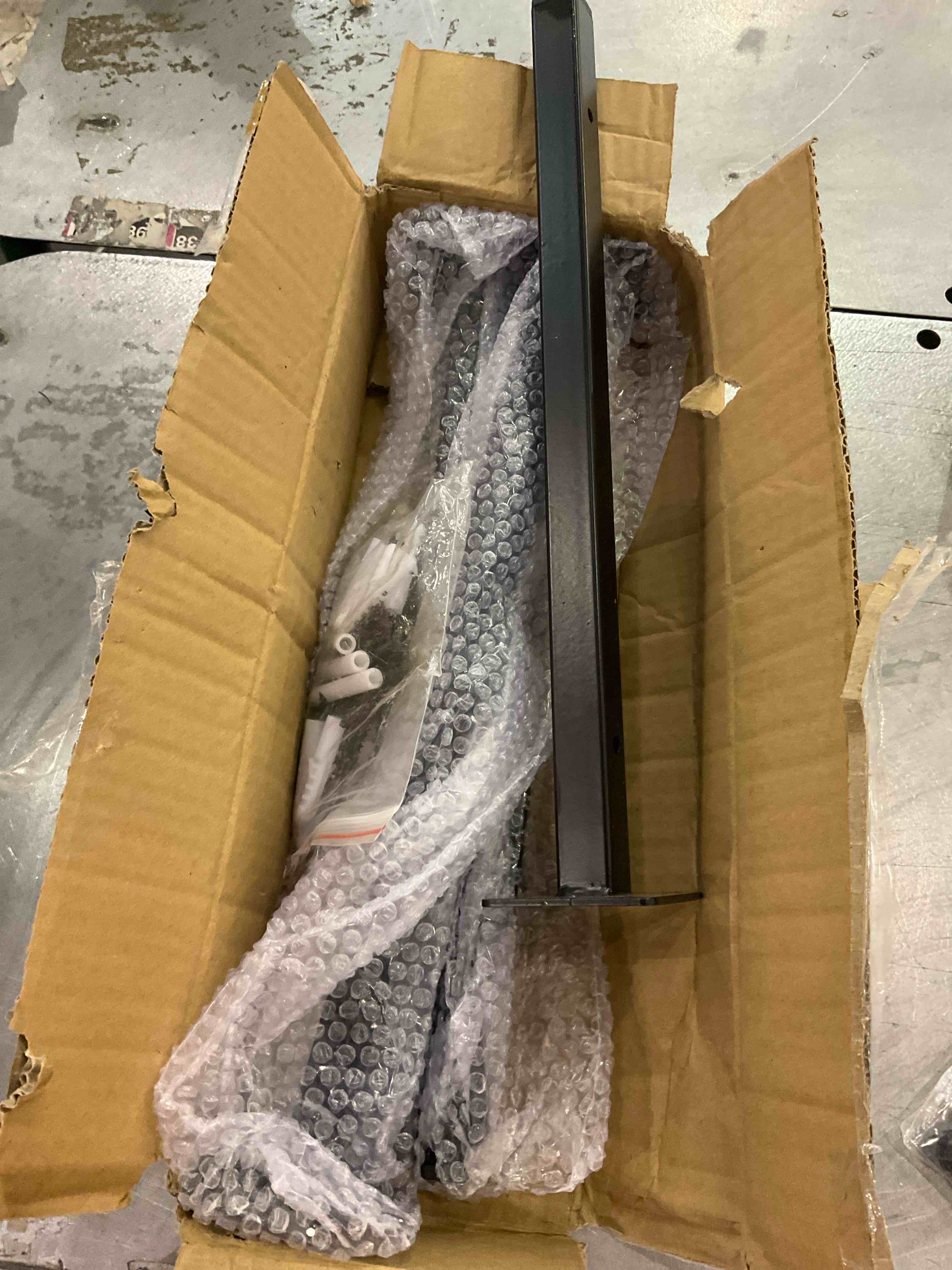 https://s3.amazonaws.com/lotting-images-prod/bidfta/EXS00987004_1704370583455.jpeg