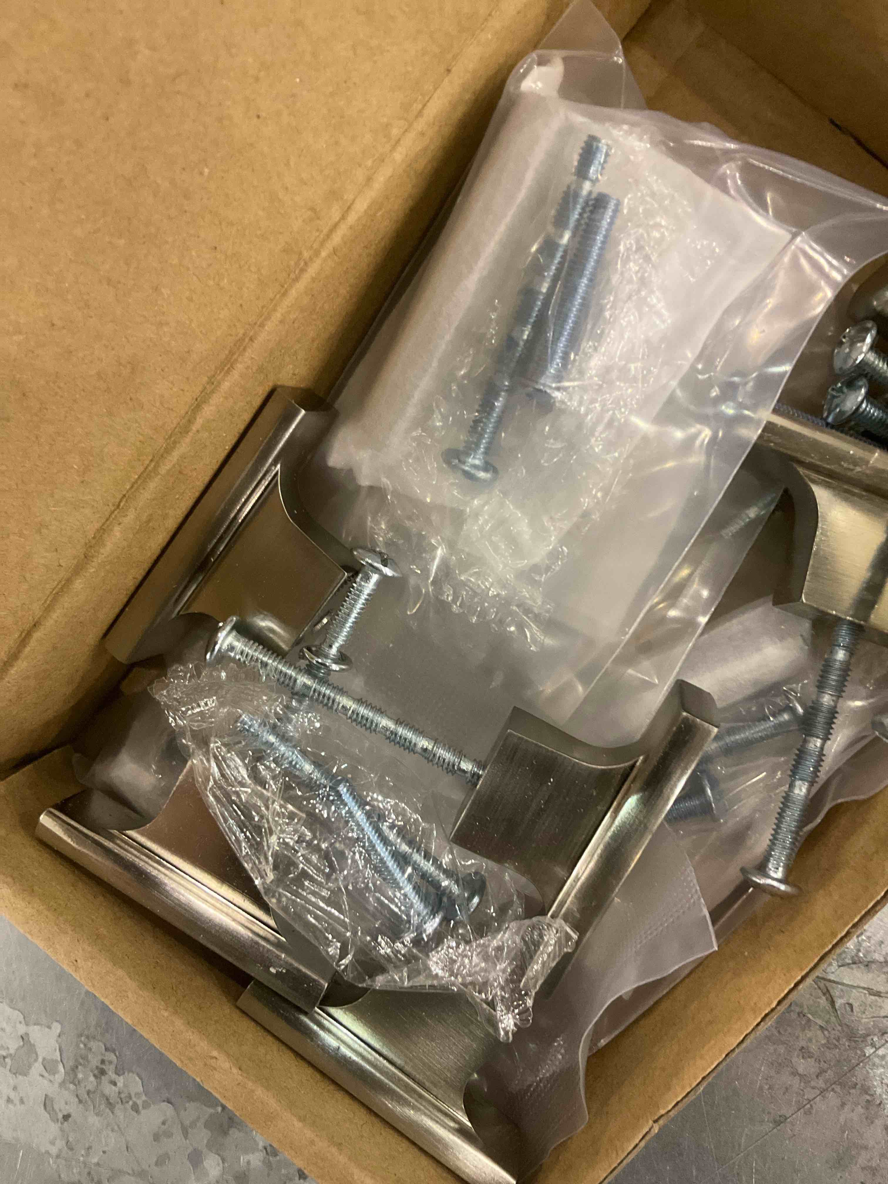 https://s3.amazonaws.com/lotting-images-prod/bidfta/EXS00997652_1704901276181.jpeg