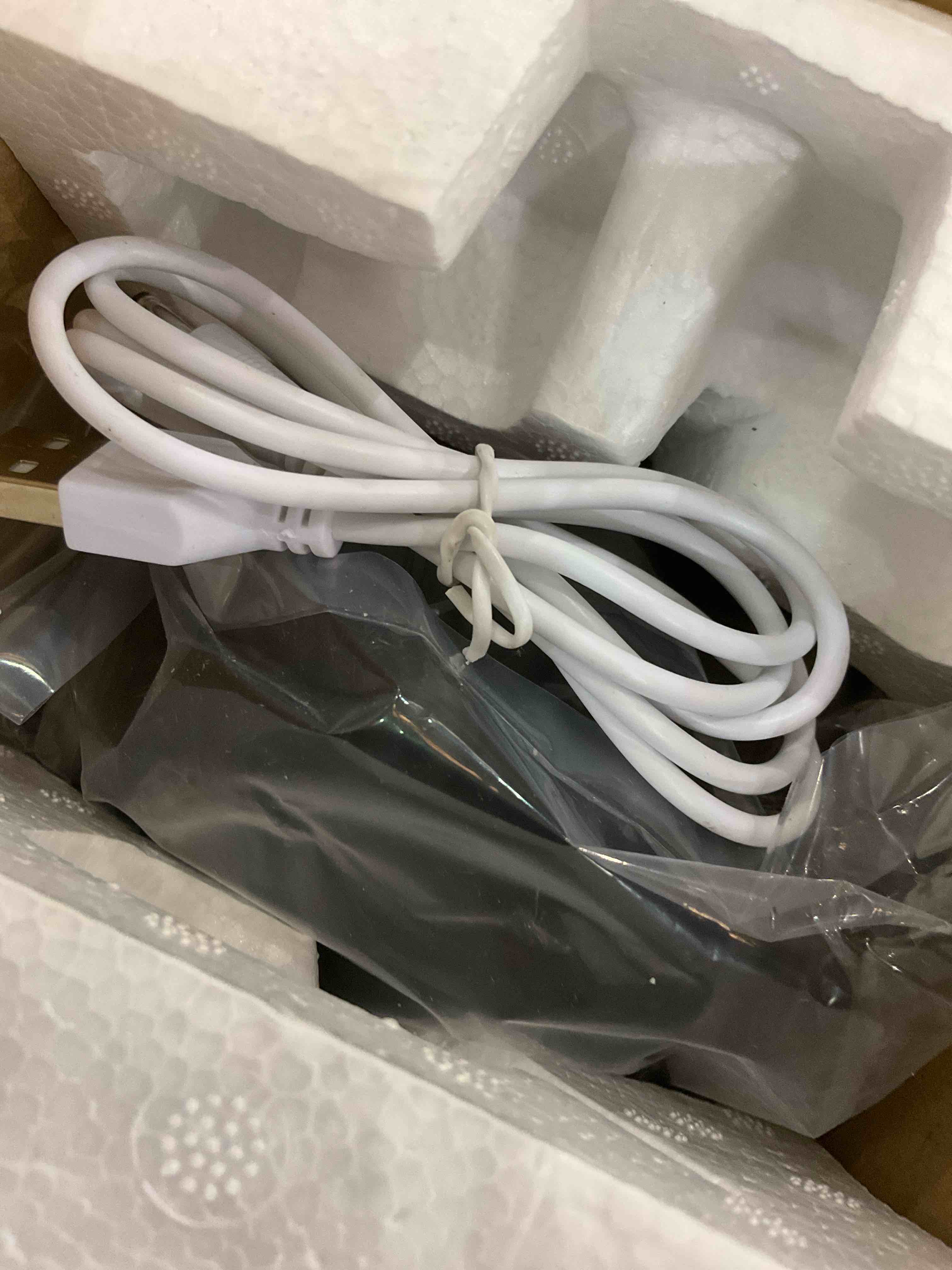 https://s3.amazonaws.com/lotting-images-prod/bidfta/EXS00997693_1704909103866.jpeg