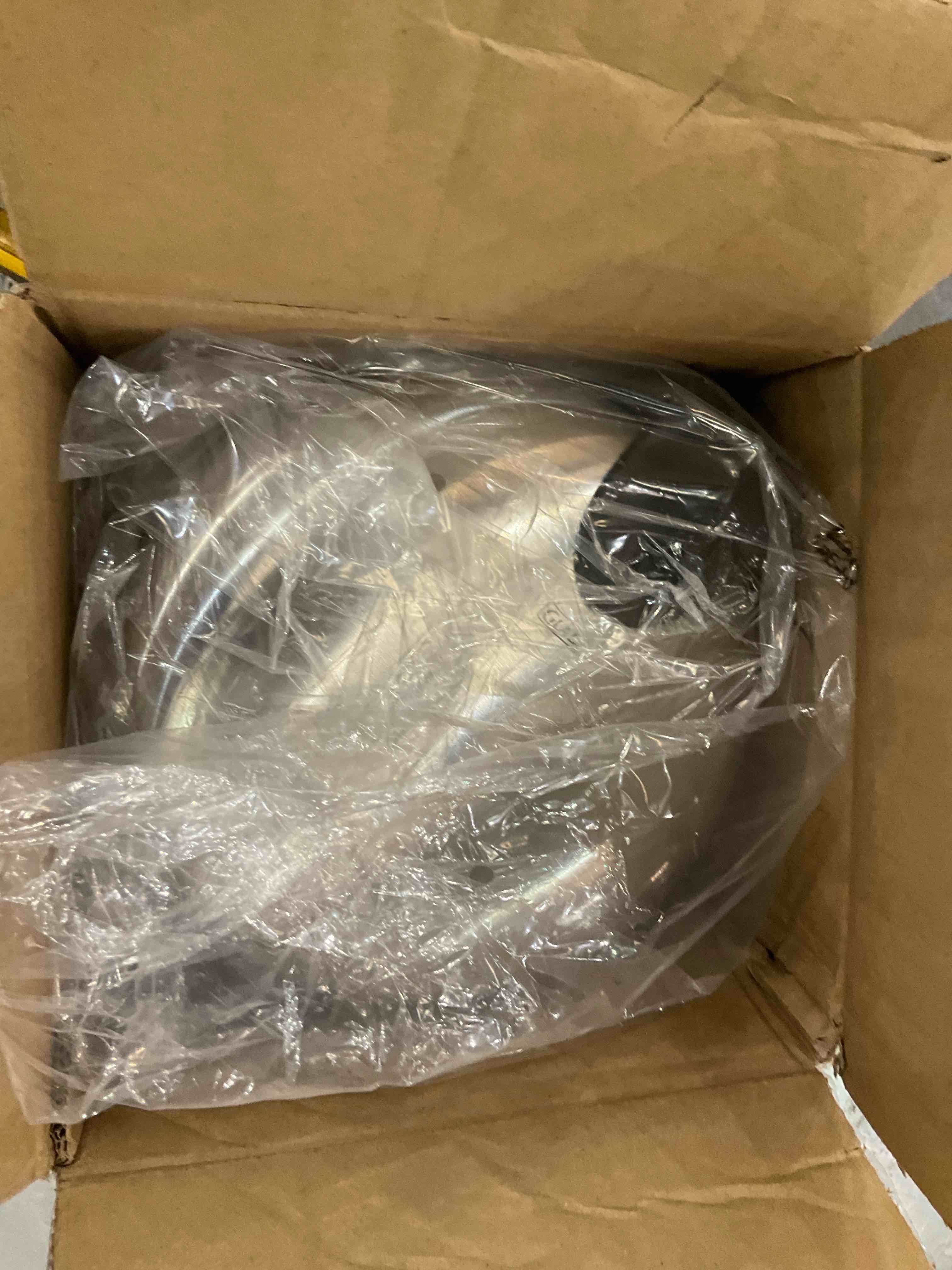https://s3.amazonaws.com/lotting-images-prod/bidfta/EXS01110108_1705953305313.jpeg