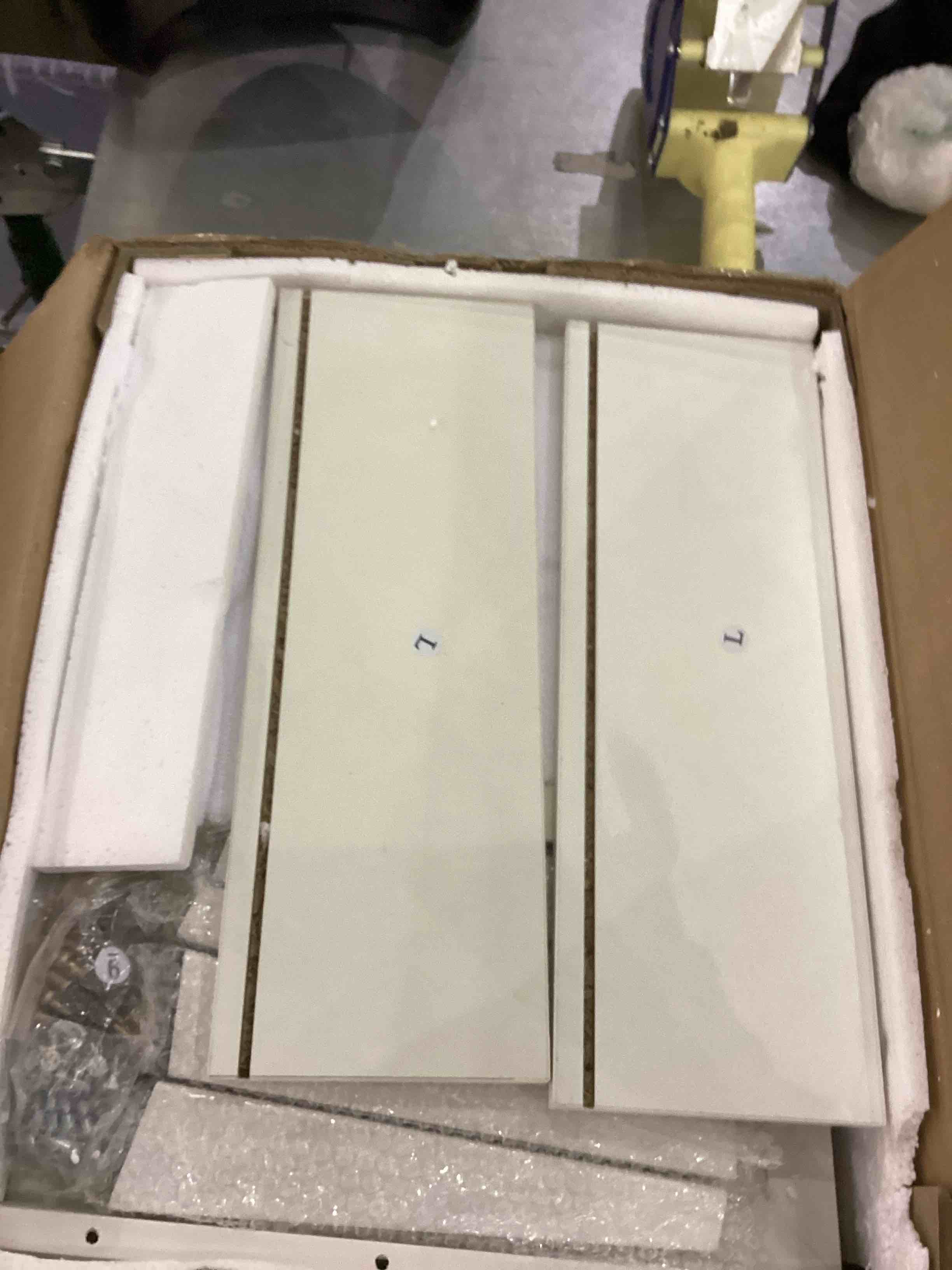 https://s3.amazonaws.com/lotting-images-prod/bidfta/EXS01111730_1705085302755.jpeg