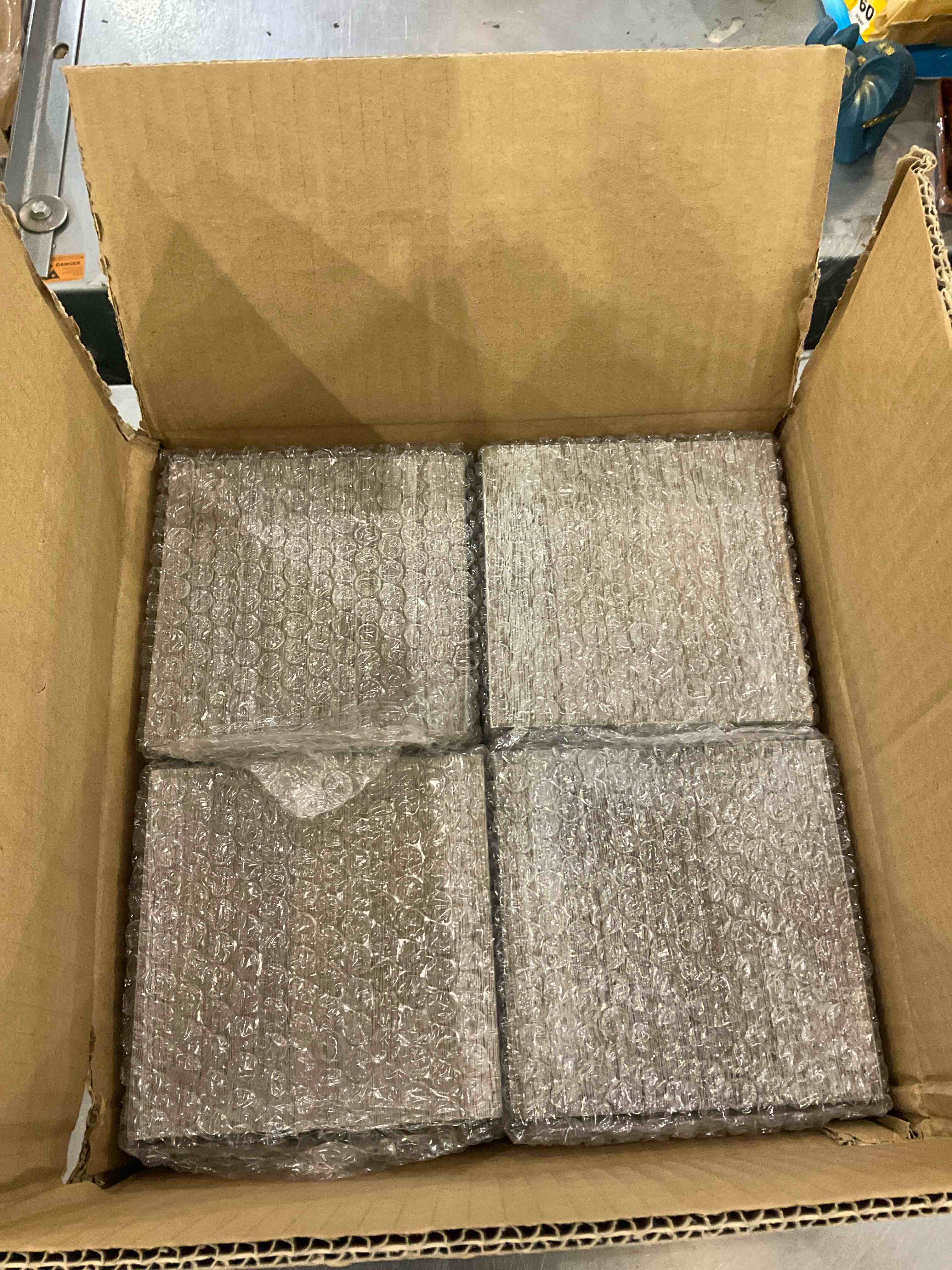 https://s3.amazonaws.com/lotting-images-prod/bidfta/EXS01121257_1706028047118.jpeg