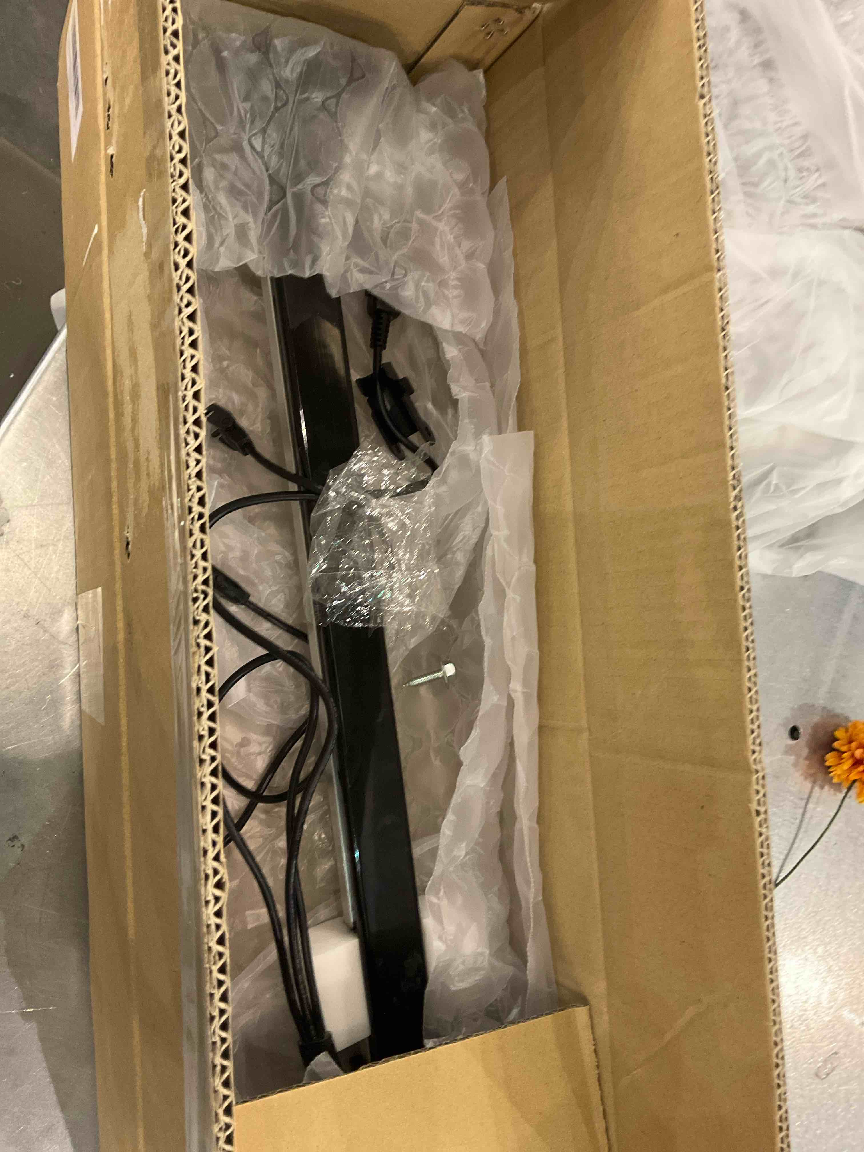 https://s3.amazonaws.com/lotting-images-prod/bidfta/EXS01129809_1706207752437.jpeg