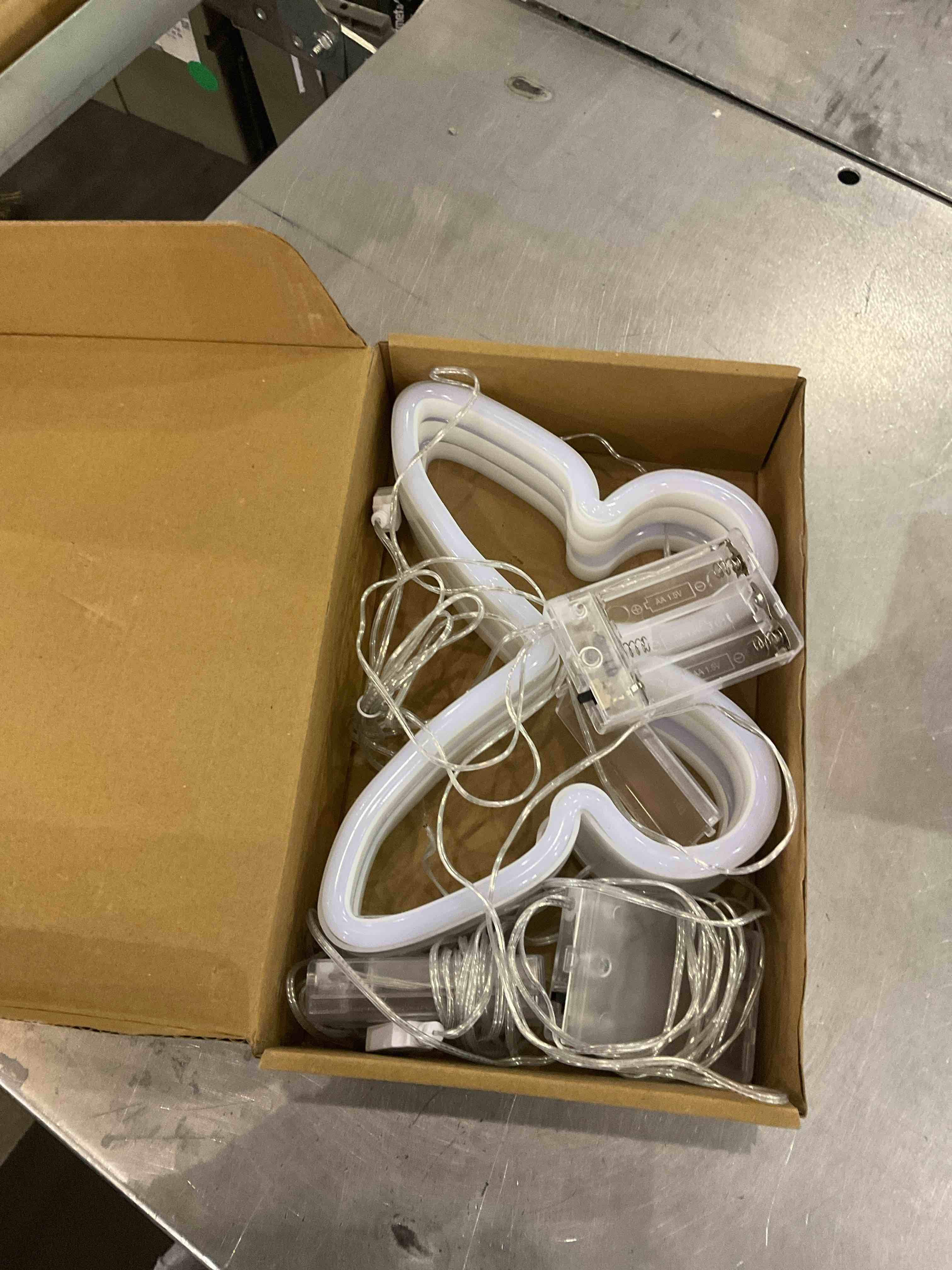 https://s3.amazonaws.com/lotting-images-prod/bidfta/EXS01130139_1706028921415.jpeg