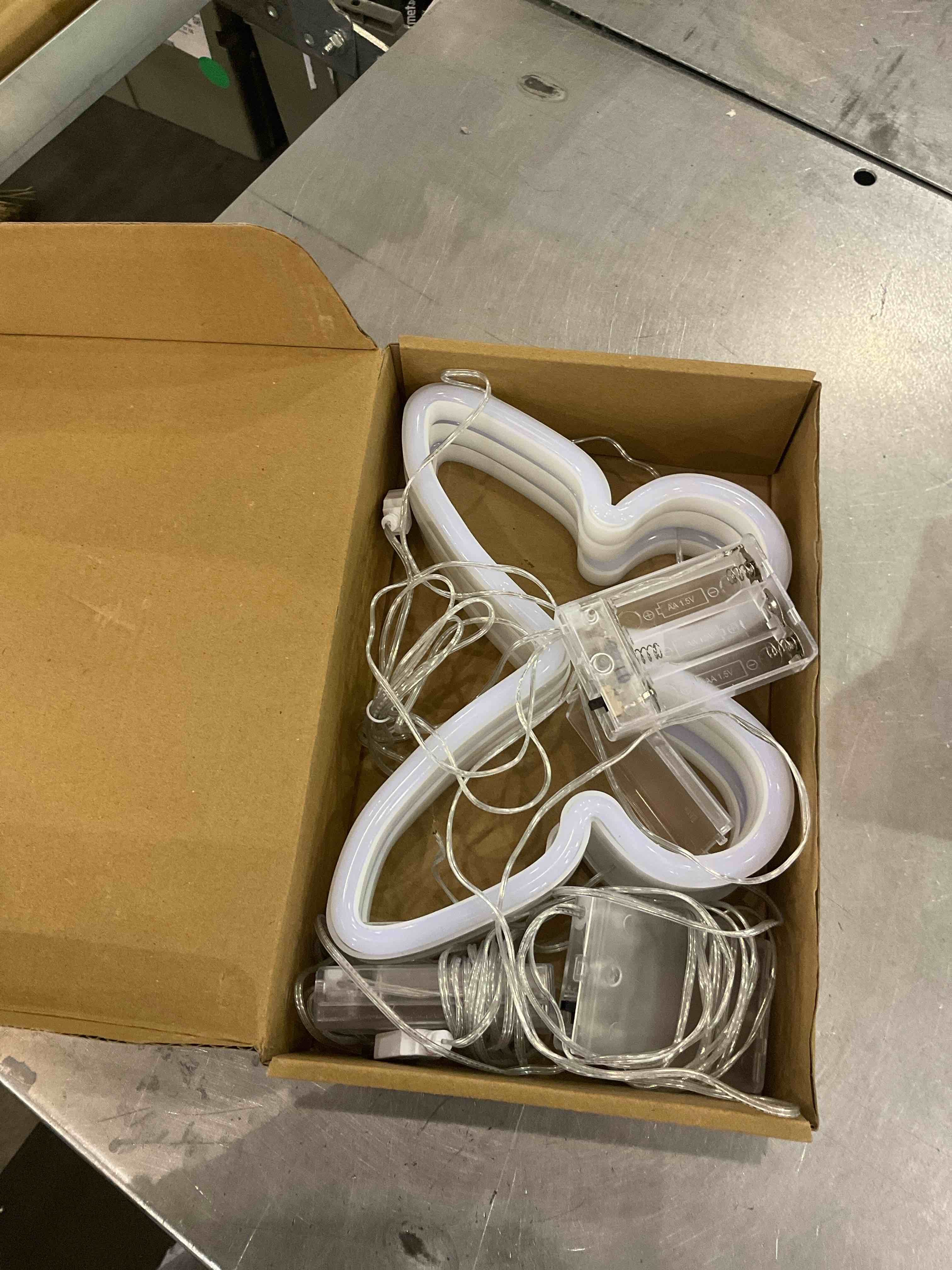 https://s3.amazonaws.com/lotting-images-prod/bidfta/EXS01130139_1706028922305.jpeg