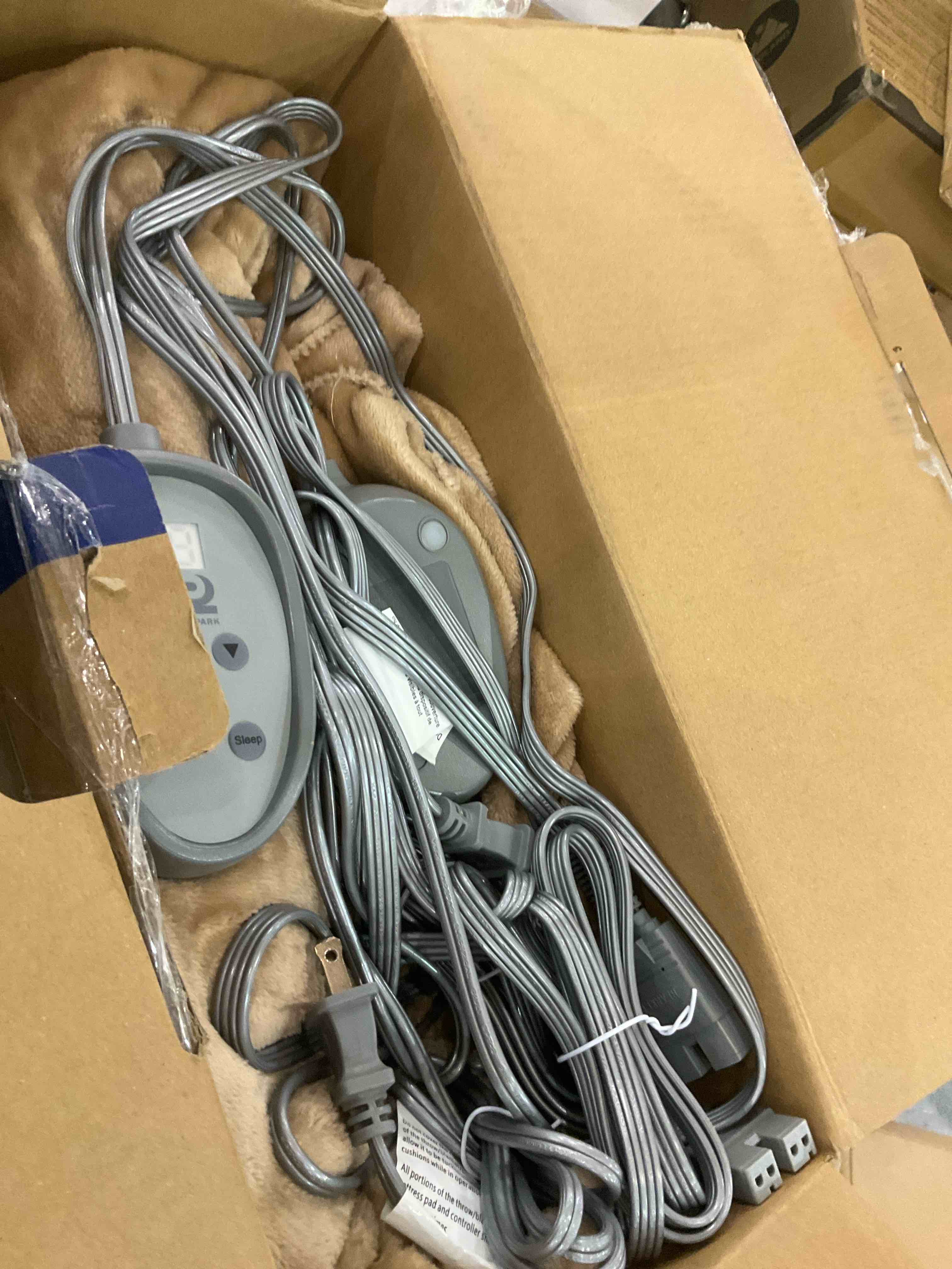 https://s3.amazonaws.com/lotting-images-prod/bidfta/EXS01130231_1706041077600.jpeg