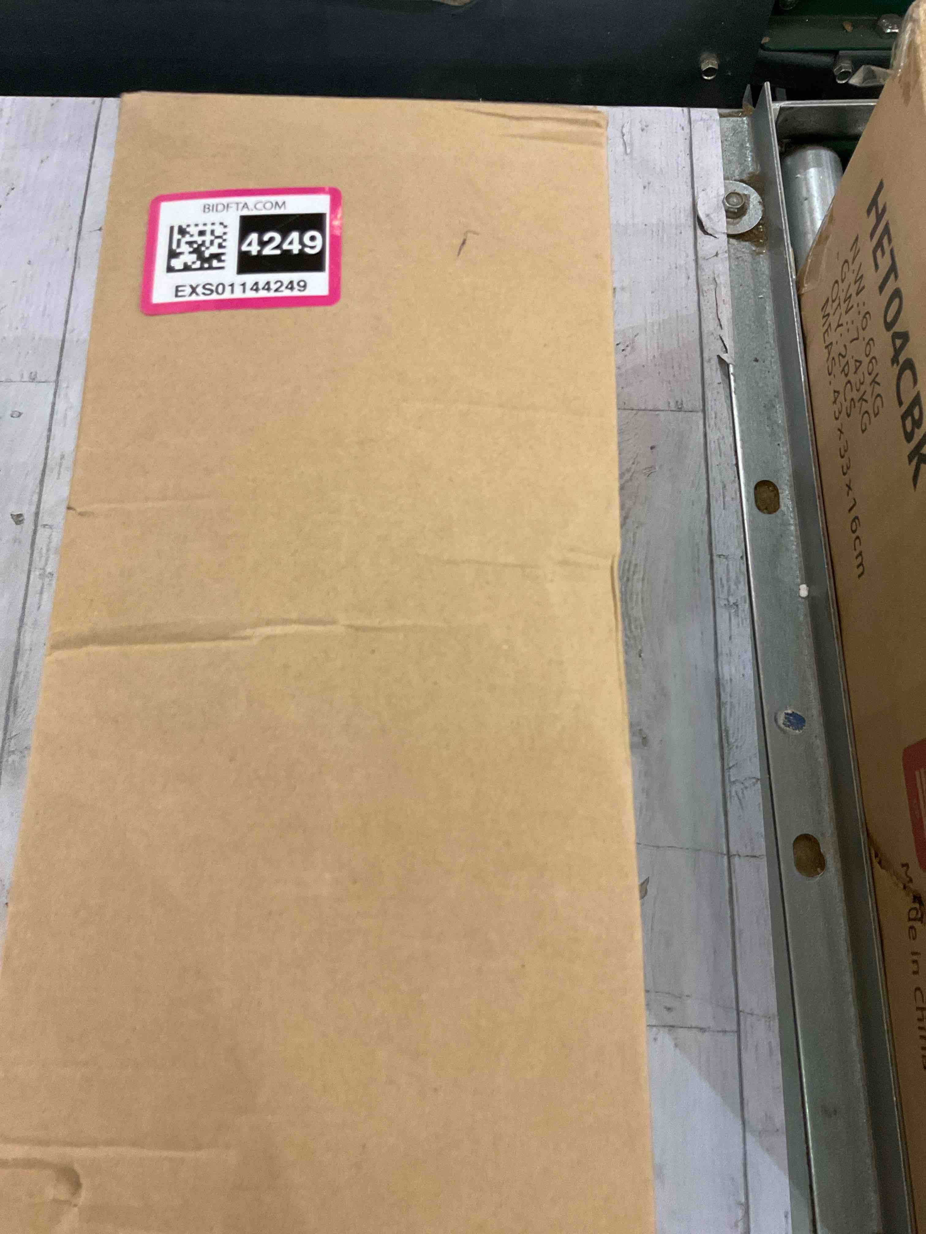 https://s3.amazonaws.com/lotting-images-prod/bidfta/EXS01144249_1707936674948.jpeg