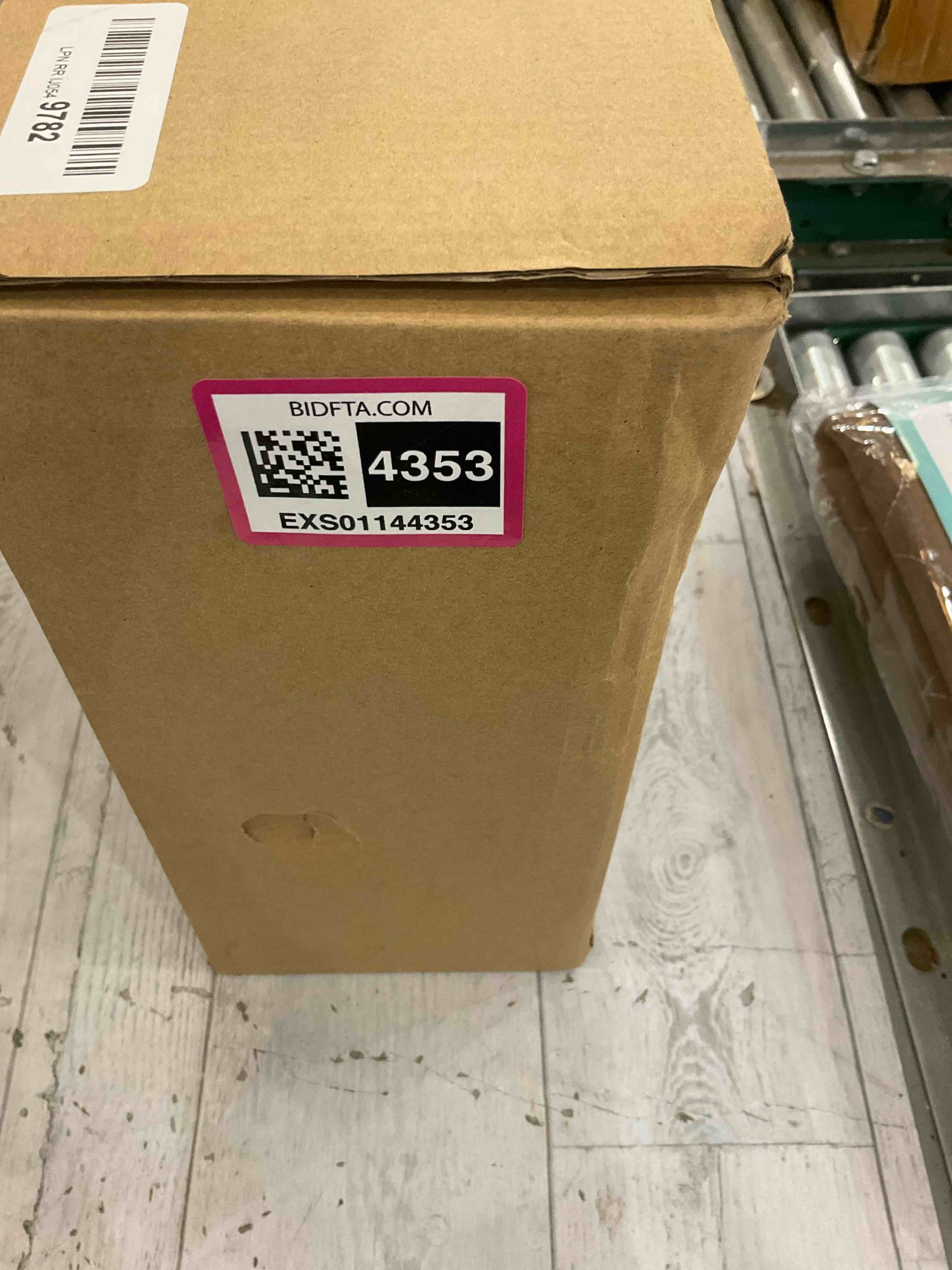 https://s3.amazonaws.com/lotting-images-prod/bidfta/EXS01144353_1708021692948.jpeg