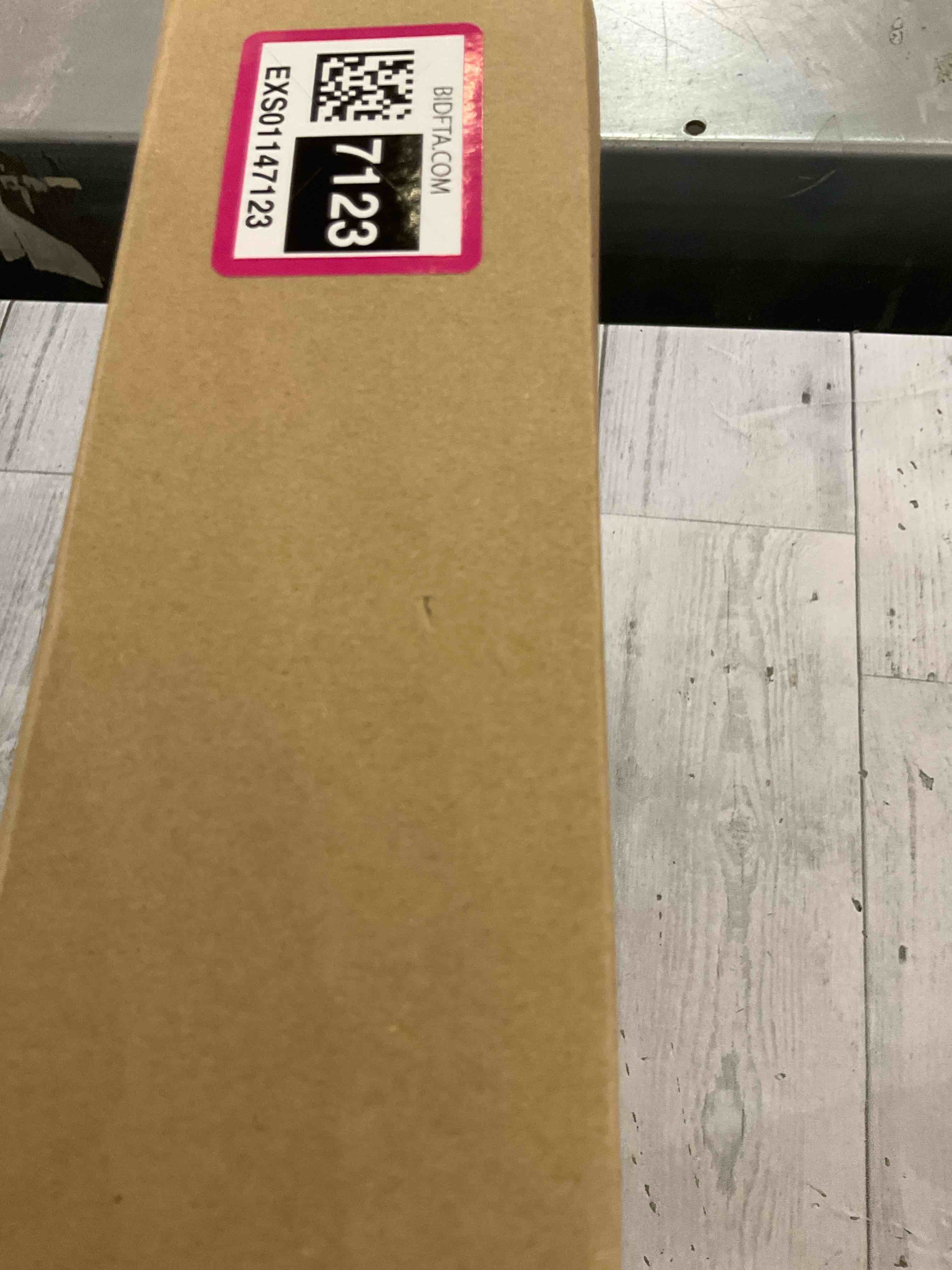 https://s3.amazonaws.com/lotting-images-prod/bidfta/EXS01147123_1708372149229.jpeg