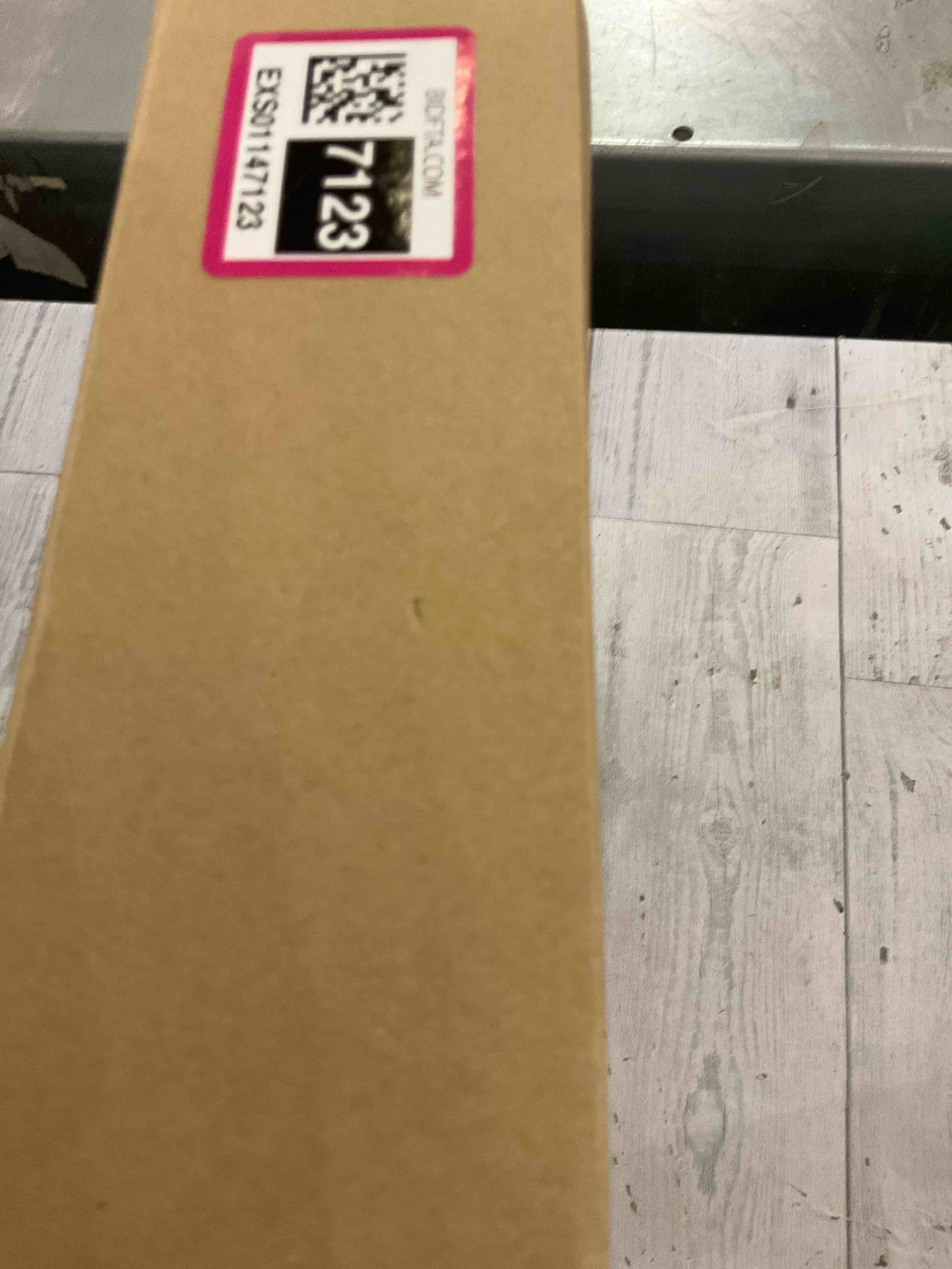 https://s3.amazonaws.com/lotting-images-prod/bidfta/EXS01147123_1708372150780.jpeg