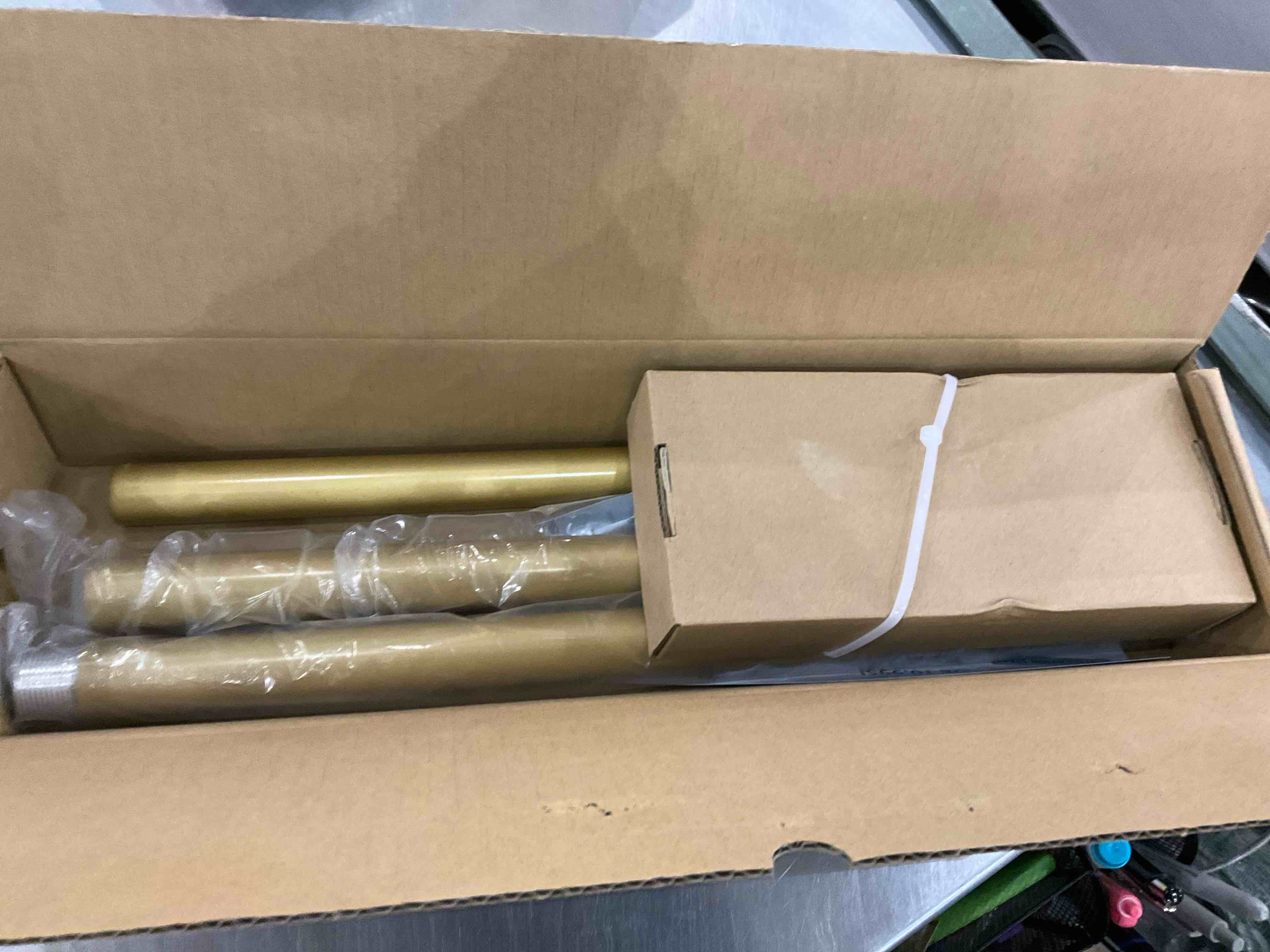 https://s3.amazonaws.com/lotting-images-prod/bidfta/EXS01152202_1706038784195.jpeg