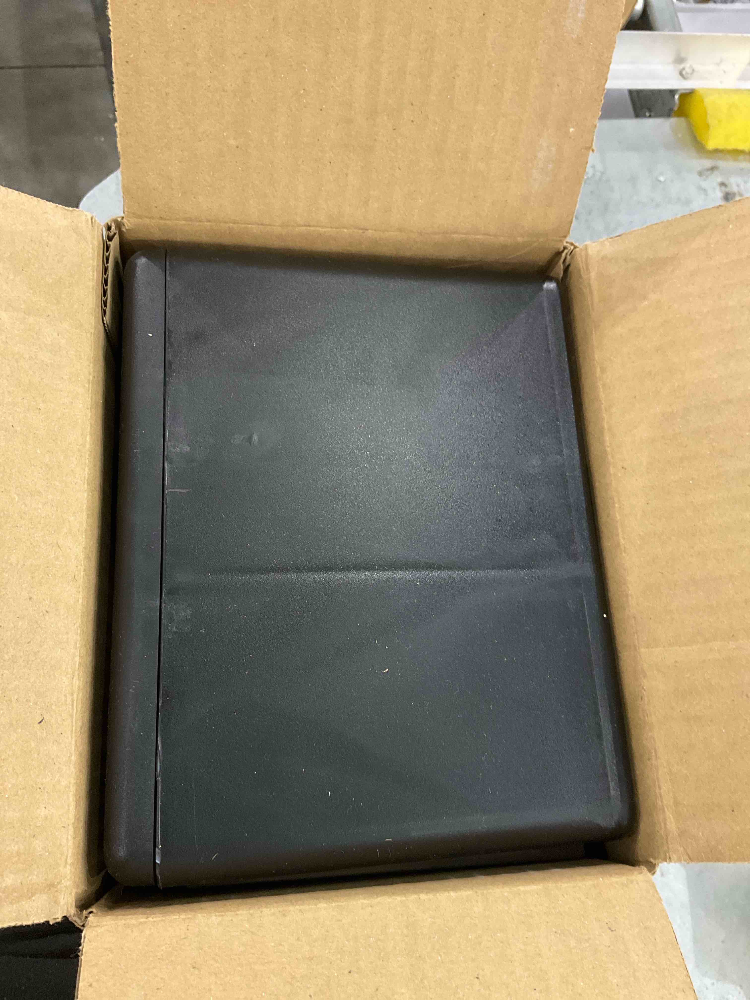 https://s3.amazonaws.com/lotting-images-prod/bidfta/EXS01156585_1705596370273.jpeg