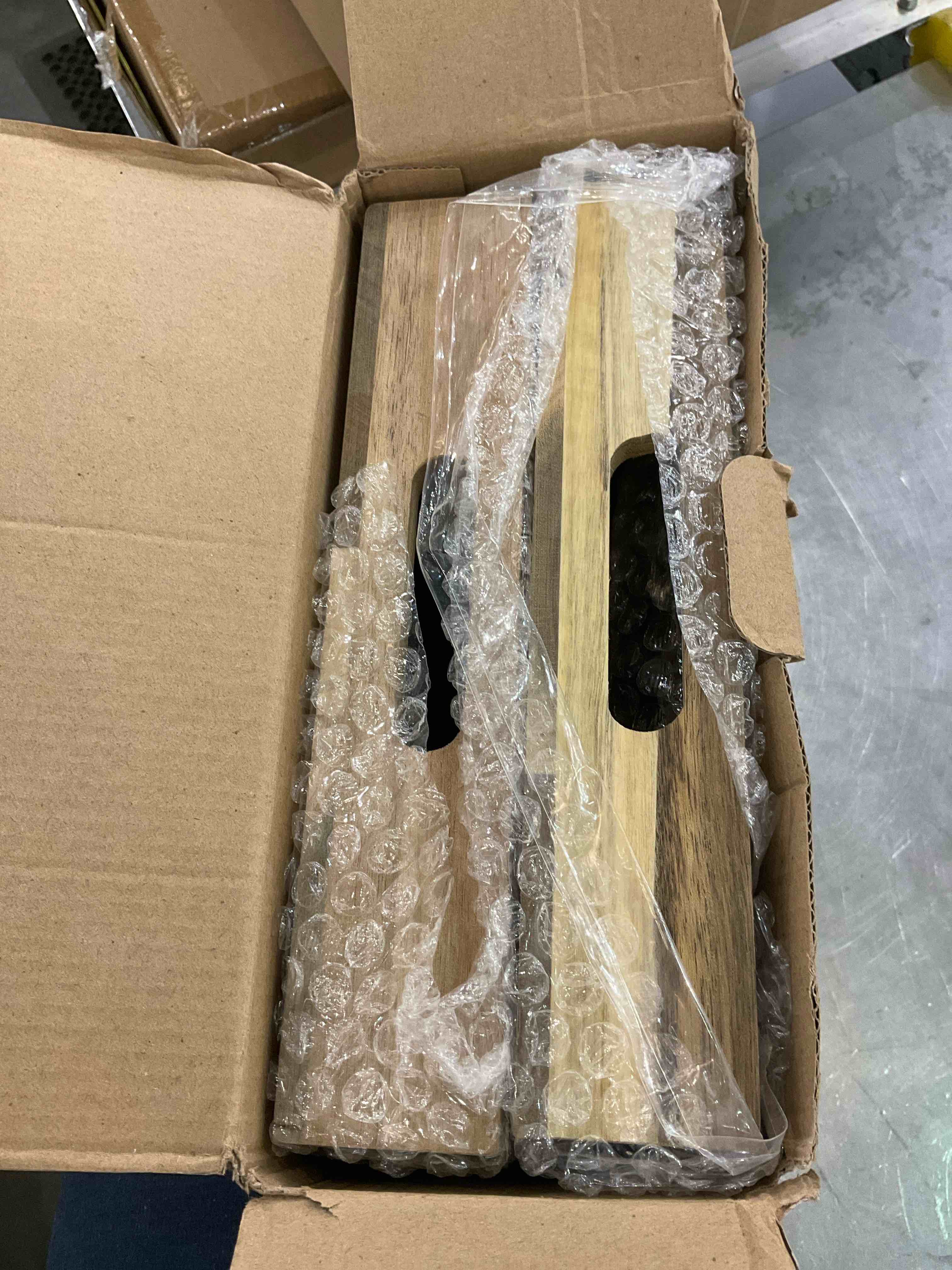 https://s3.amazonaws.com/lotting-images-prod/bidfta/EXS01156729_1705692284960.jpeg