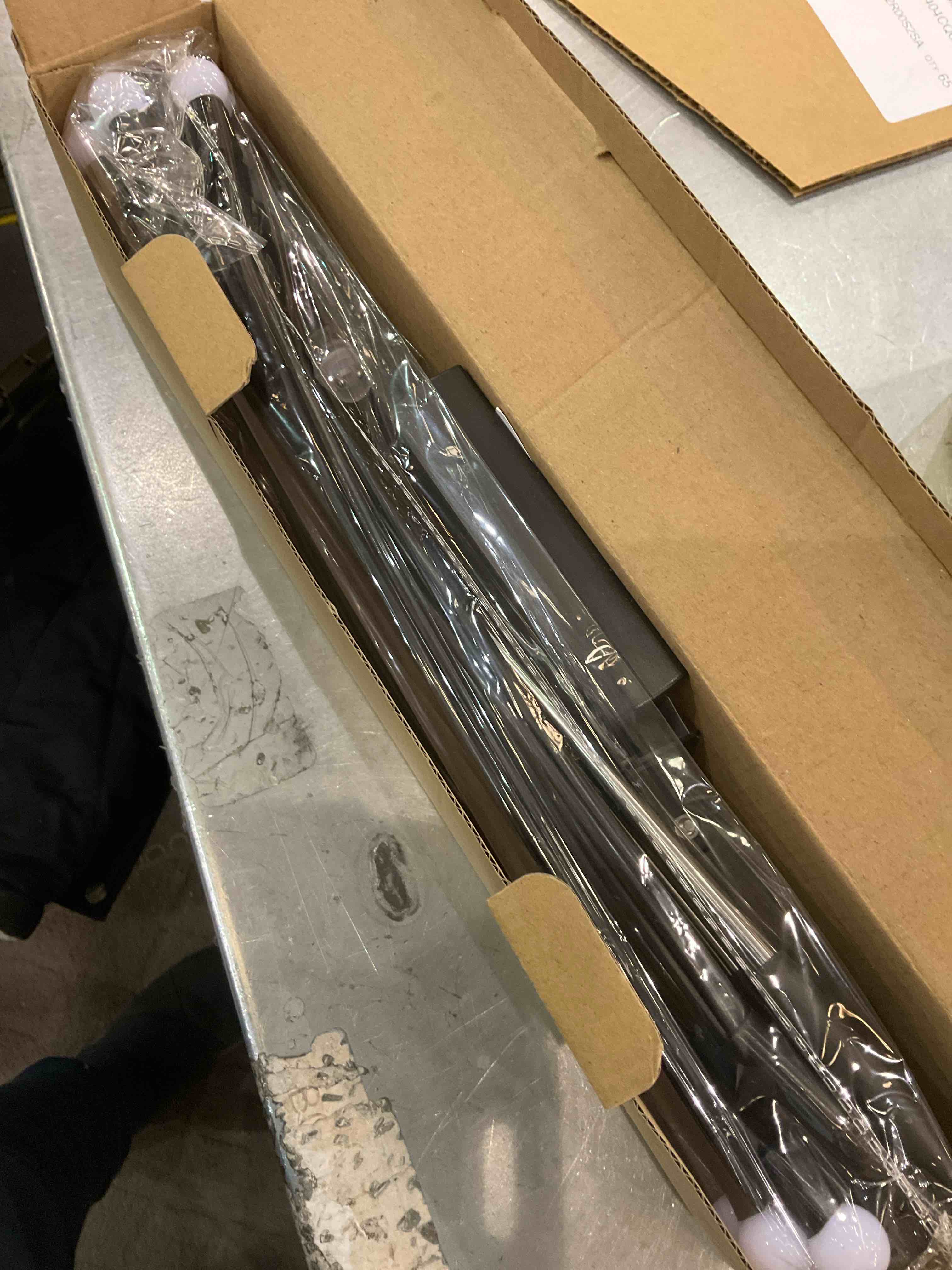https://s3.amazonaws.com/lotting-images-prod/bidfta/EXS01165777_1706042653099.jpeg