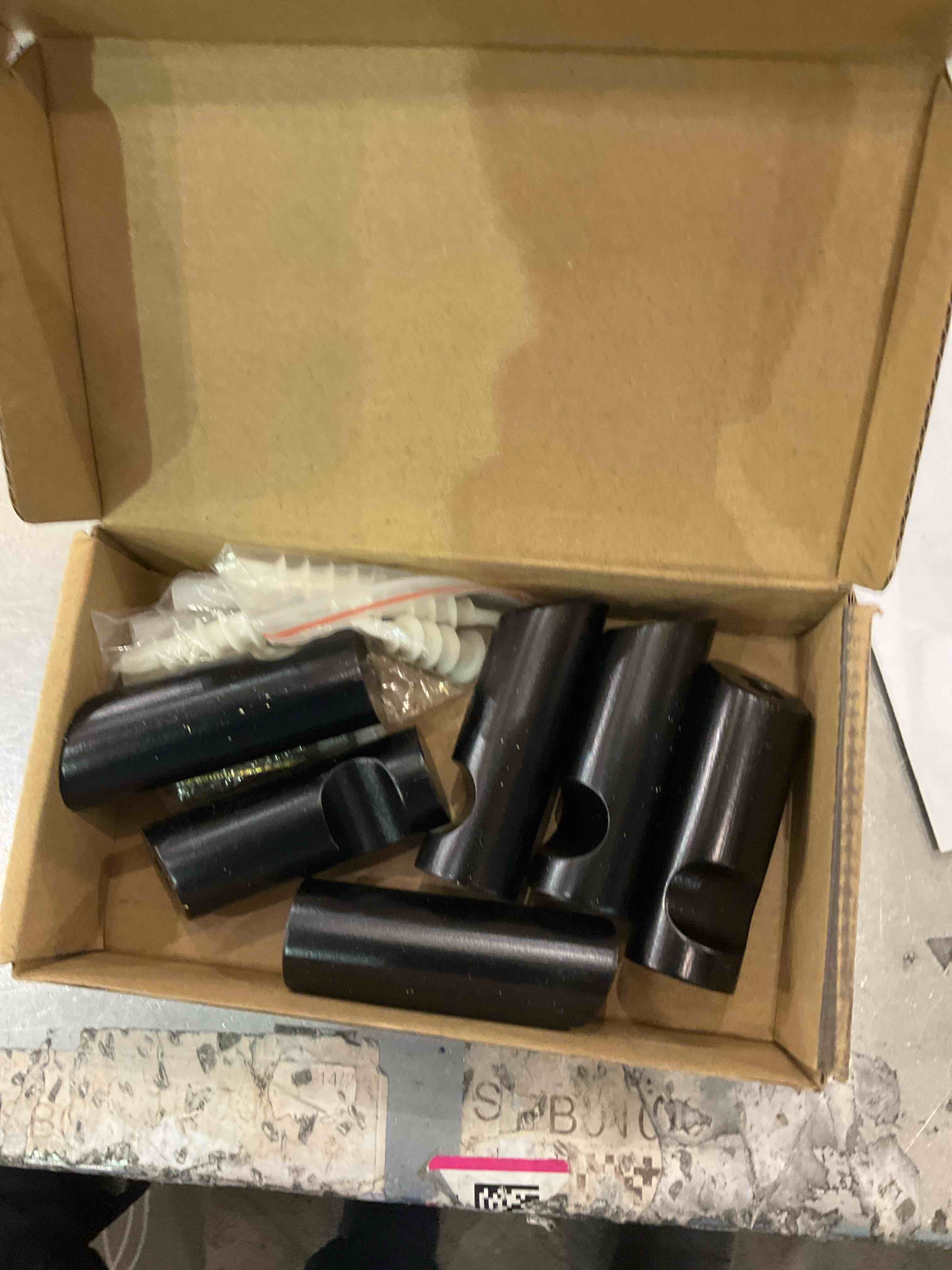 https://s3.amazonaws.com/lotting-images-prod/bidfta/EXS01165778_1706042796362.jpeg