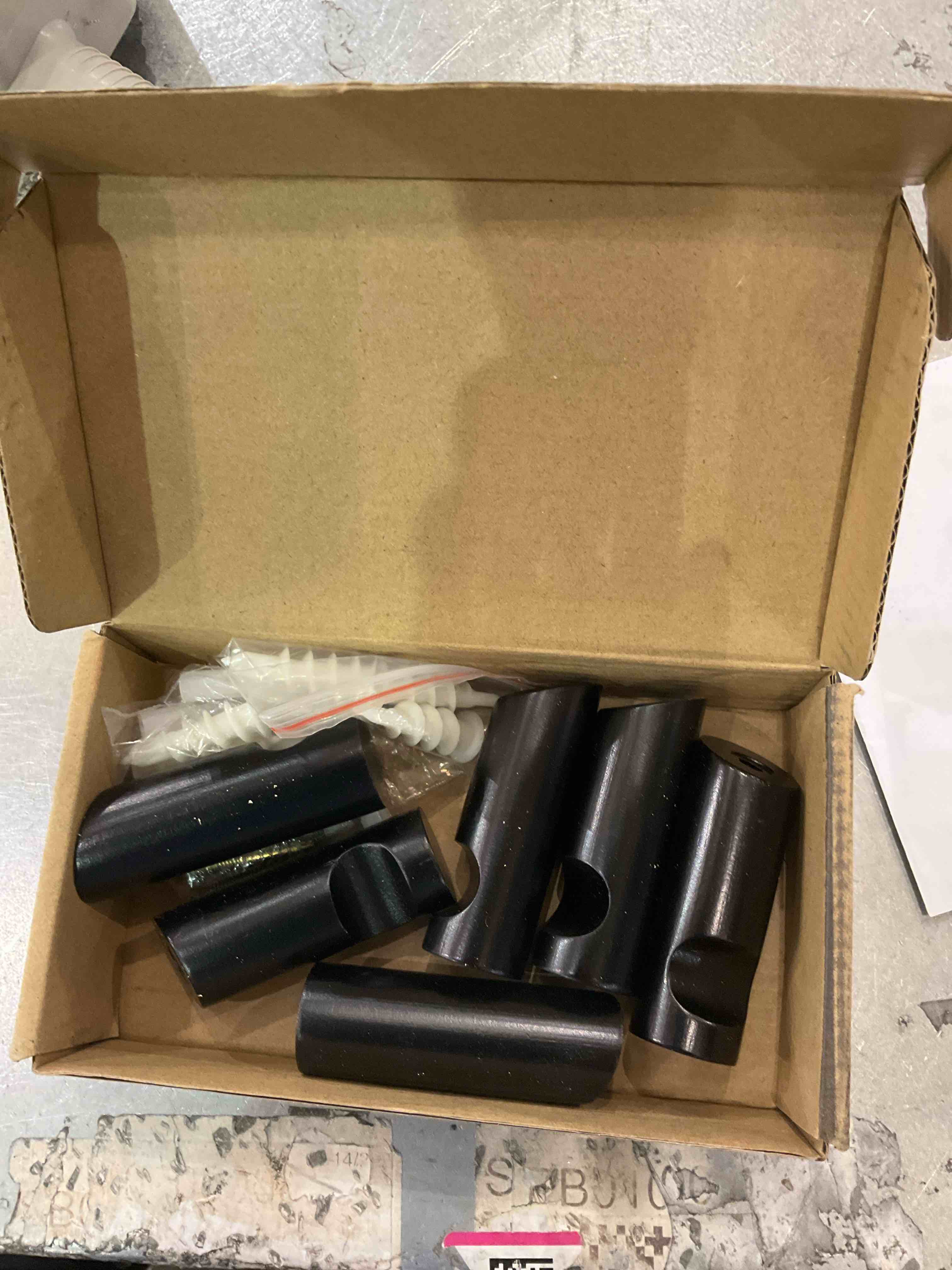 https://s3.amazonaws.com/lotting-images-prod/bidfta/EXS01165778_1706042798312.jpeg