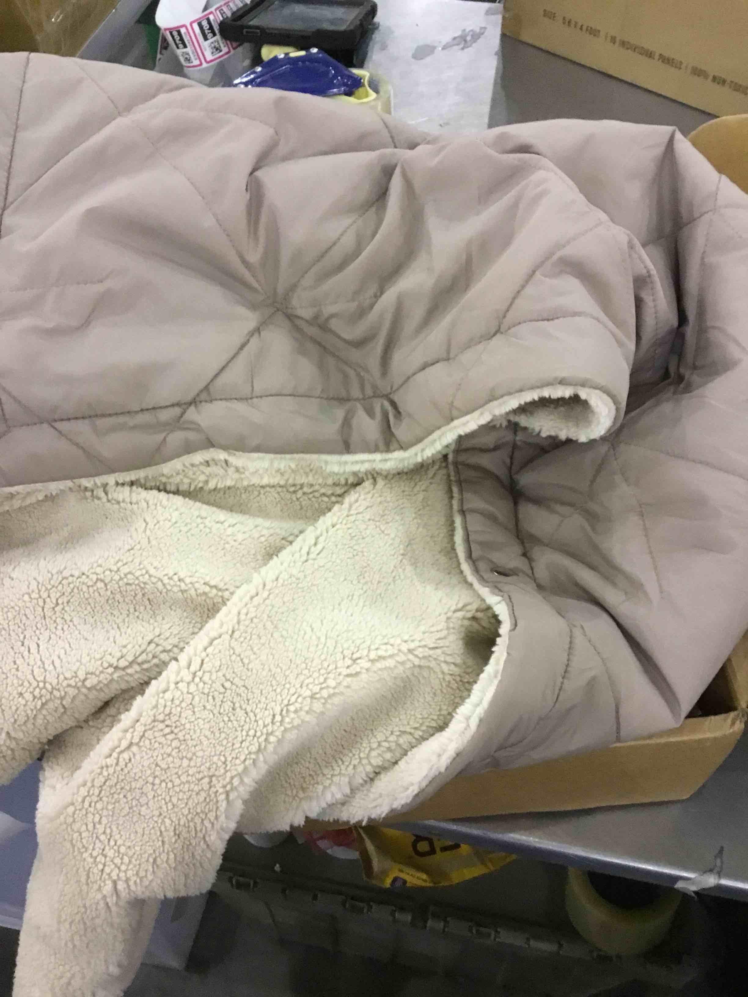 https://s3.amazonaws.com/lotting-images-prod/bidfta/EXS01302190_1709813739721.jpeg