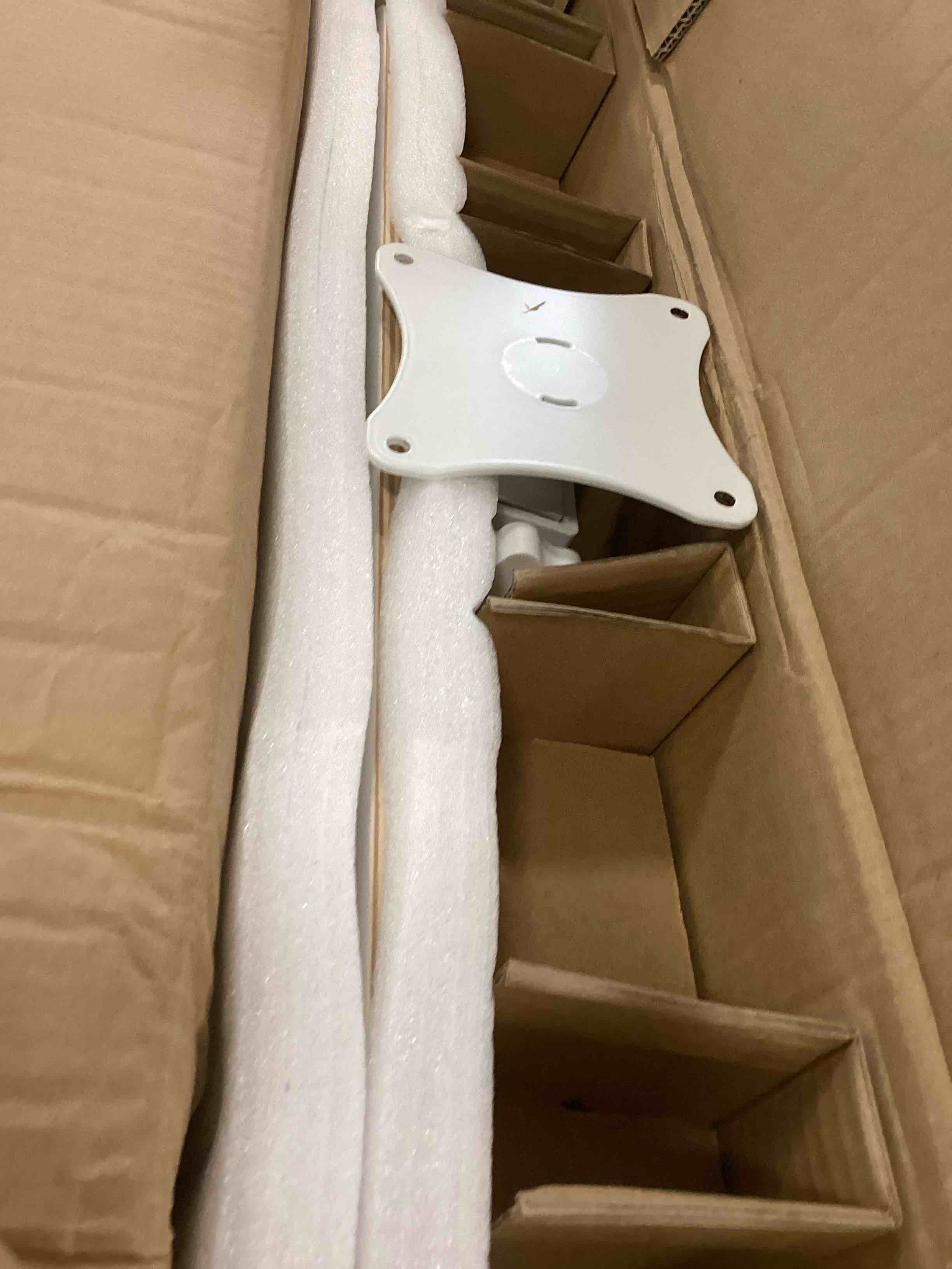 https://s3.amazonaws.com/lotting-images-prod/bidfta/GRA0009357_1725896312983.jpeg
