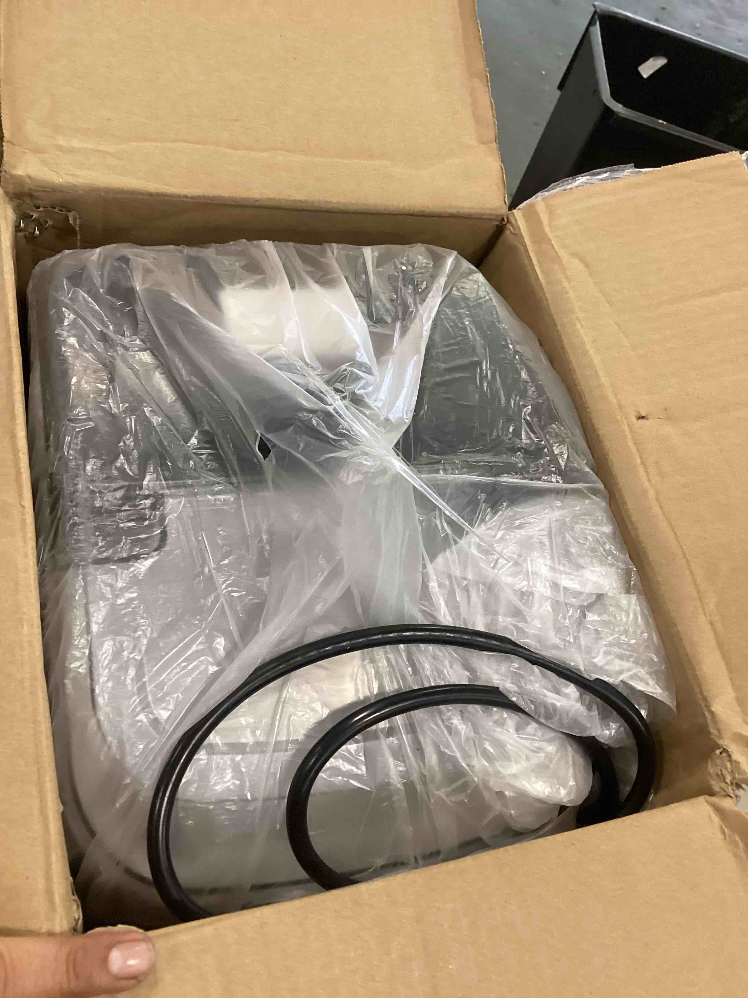 https://s3.amazonaws.com/lotting-images-prod/bidfta/GRA0014101_1727287125010.jpeg