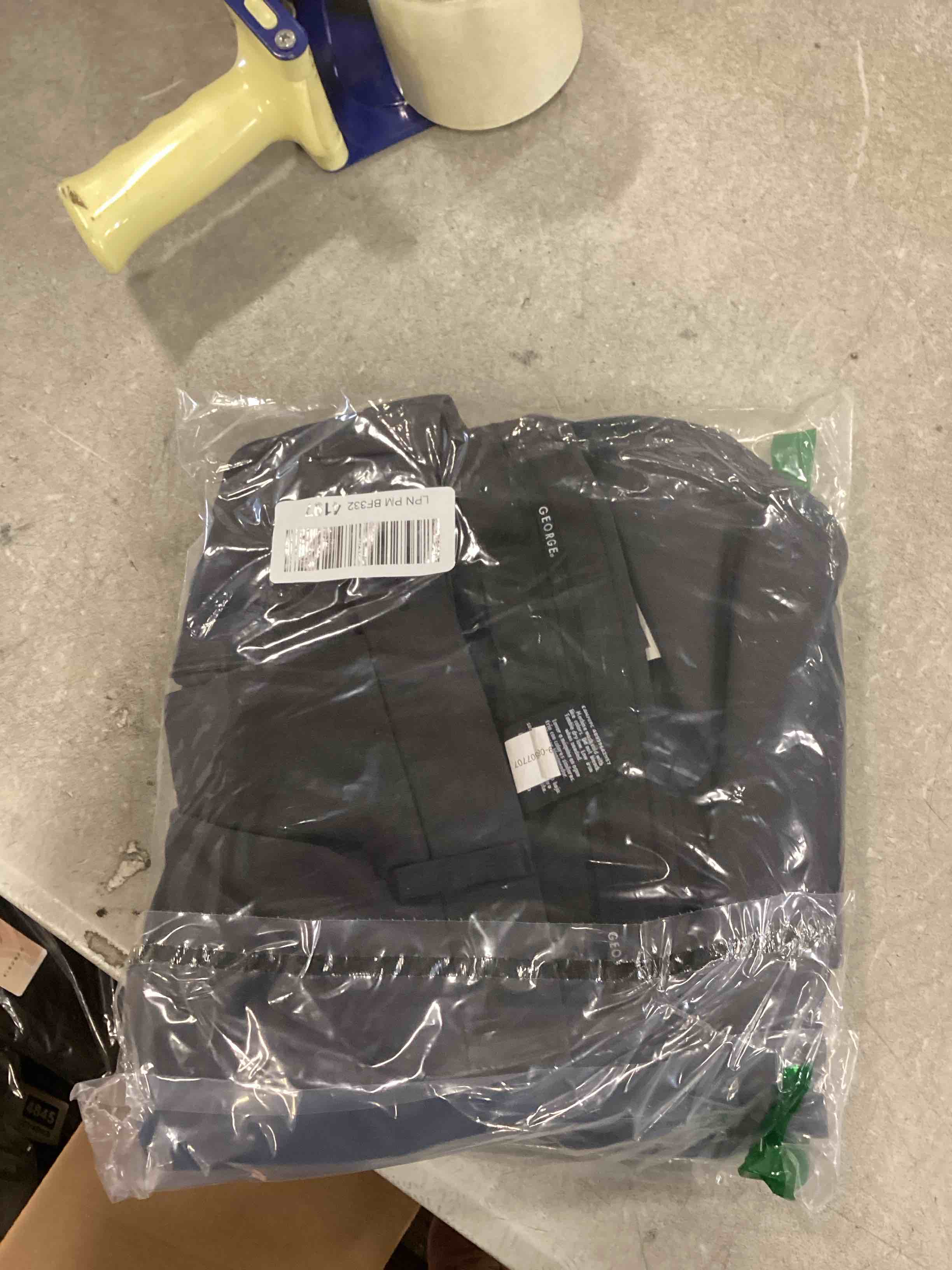 https://s3.amazonaws.com/lotting-images-prod/bidfta/GRA0014828_1726683044136.jpeg