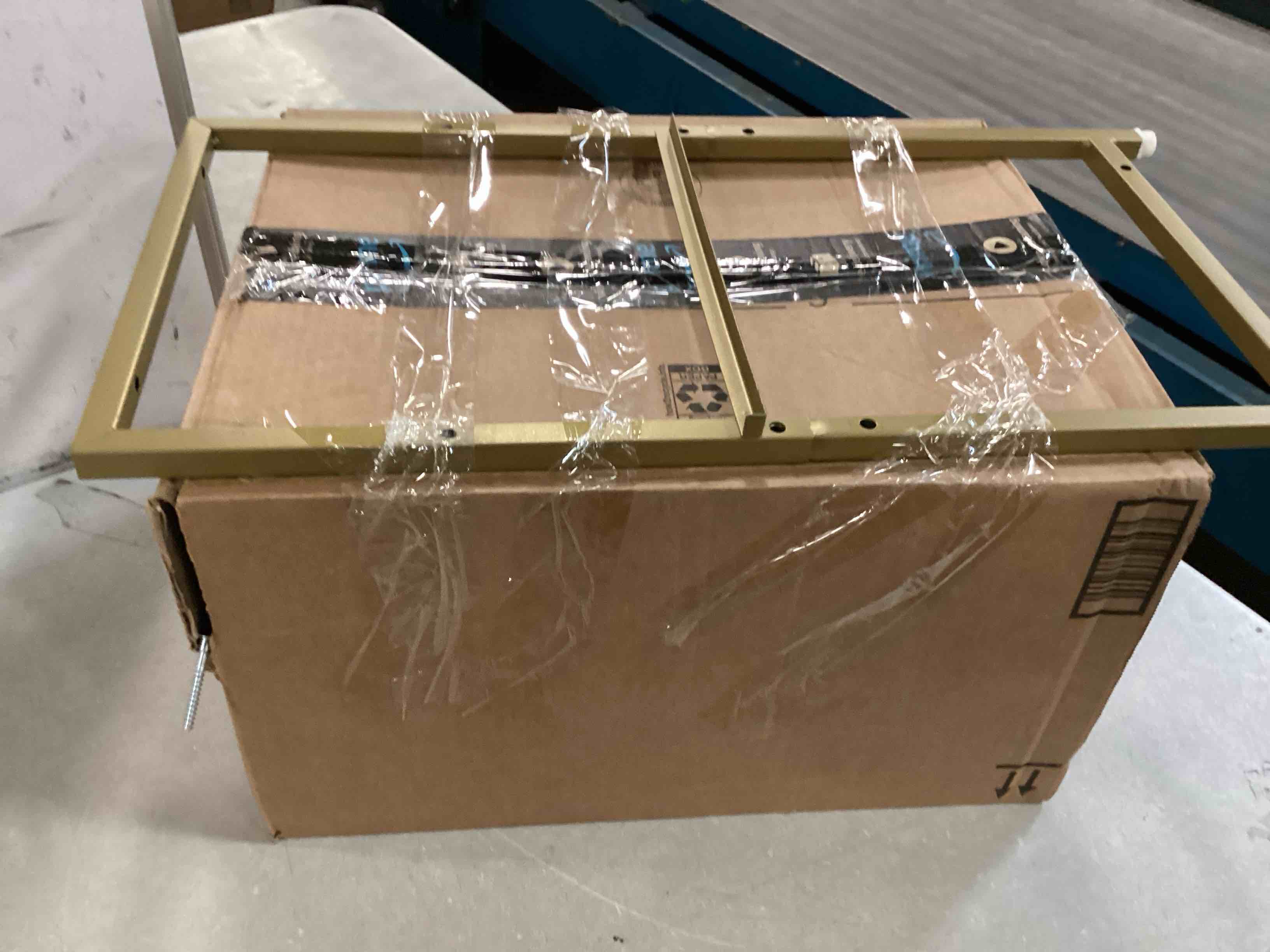 https://s3.amazonaws.com/lotting-images-prod/bidfta/GRA0020312_1728442038278.jpeg