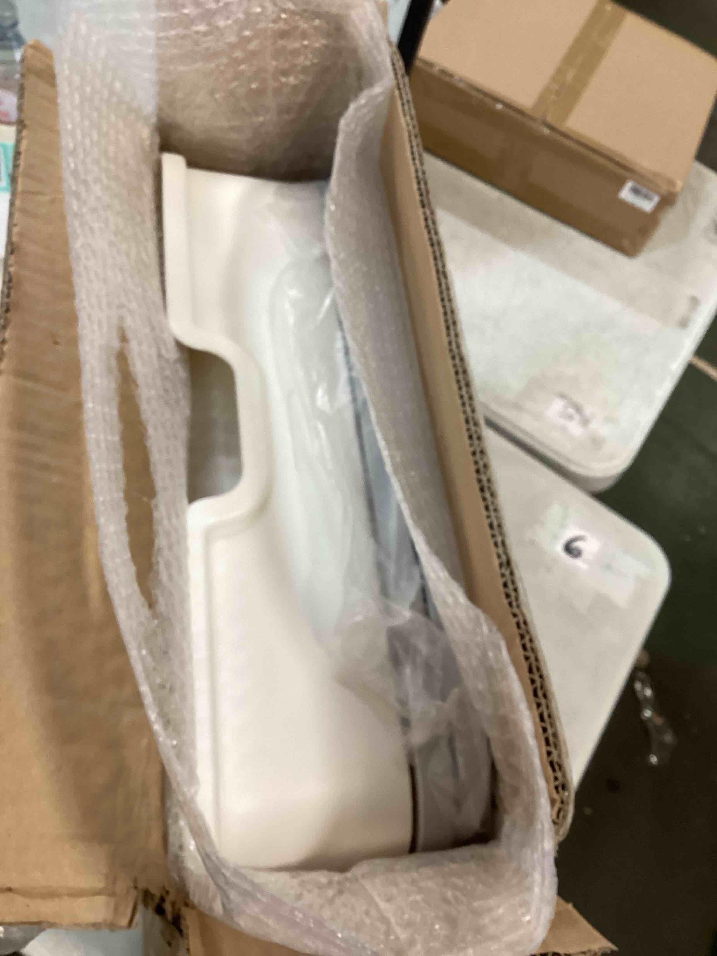 https://s3.amazonaws.com/lotting-images-prod/bidfta/GRA0026843_1730227054154.jpeg