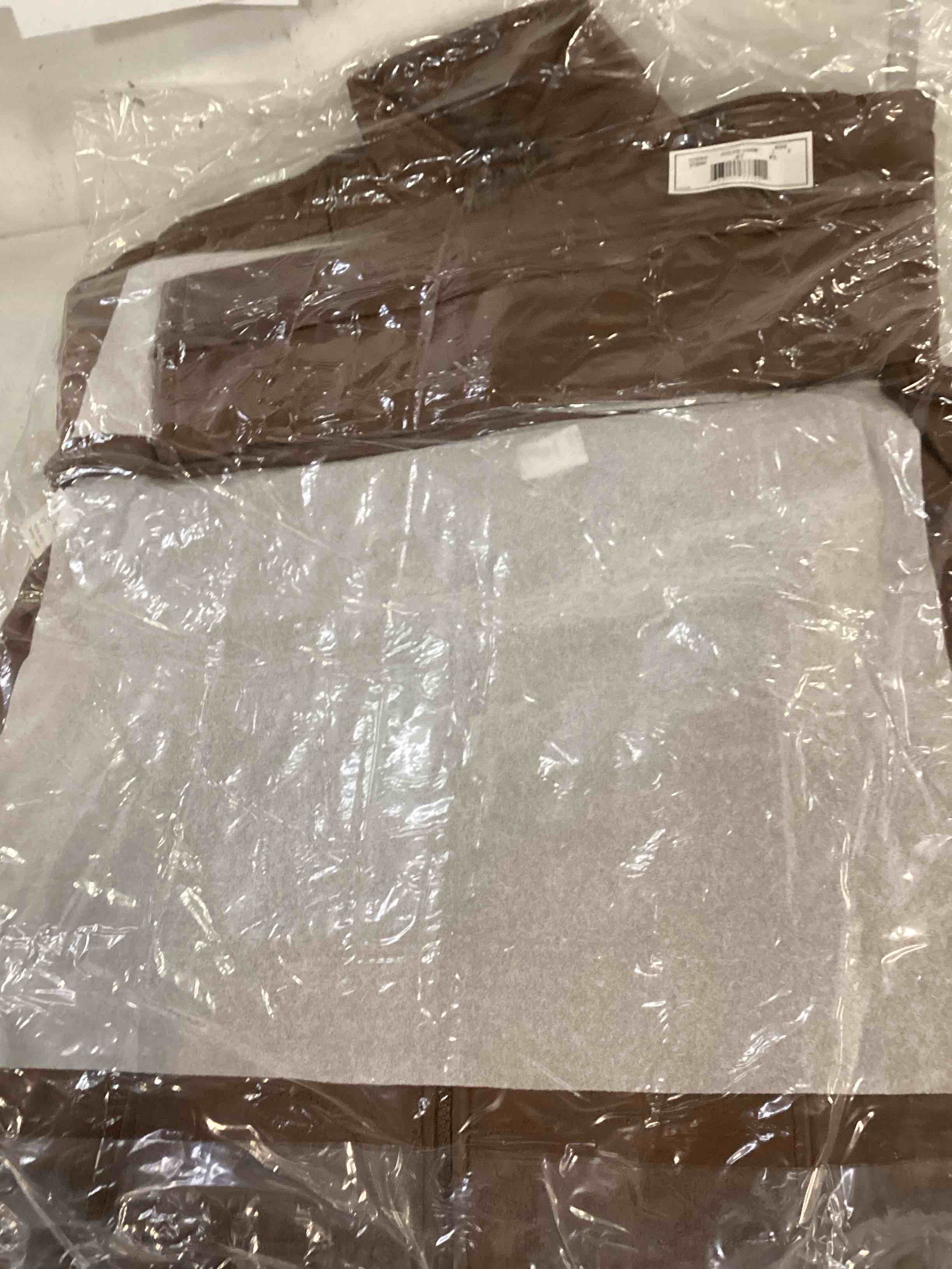 https://s3.amazonaws.com/lotting-images-prod/bidfta/GRA0027640_1725627022325.jpeg