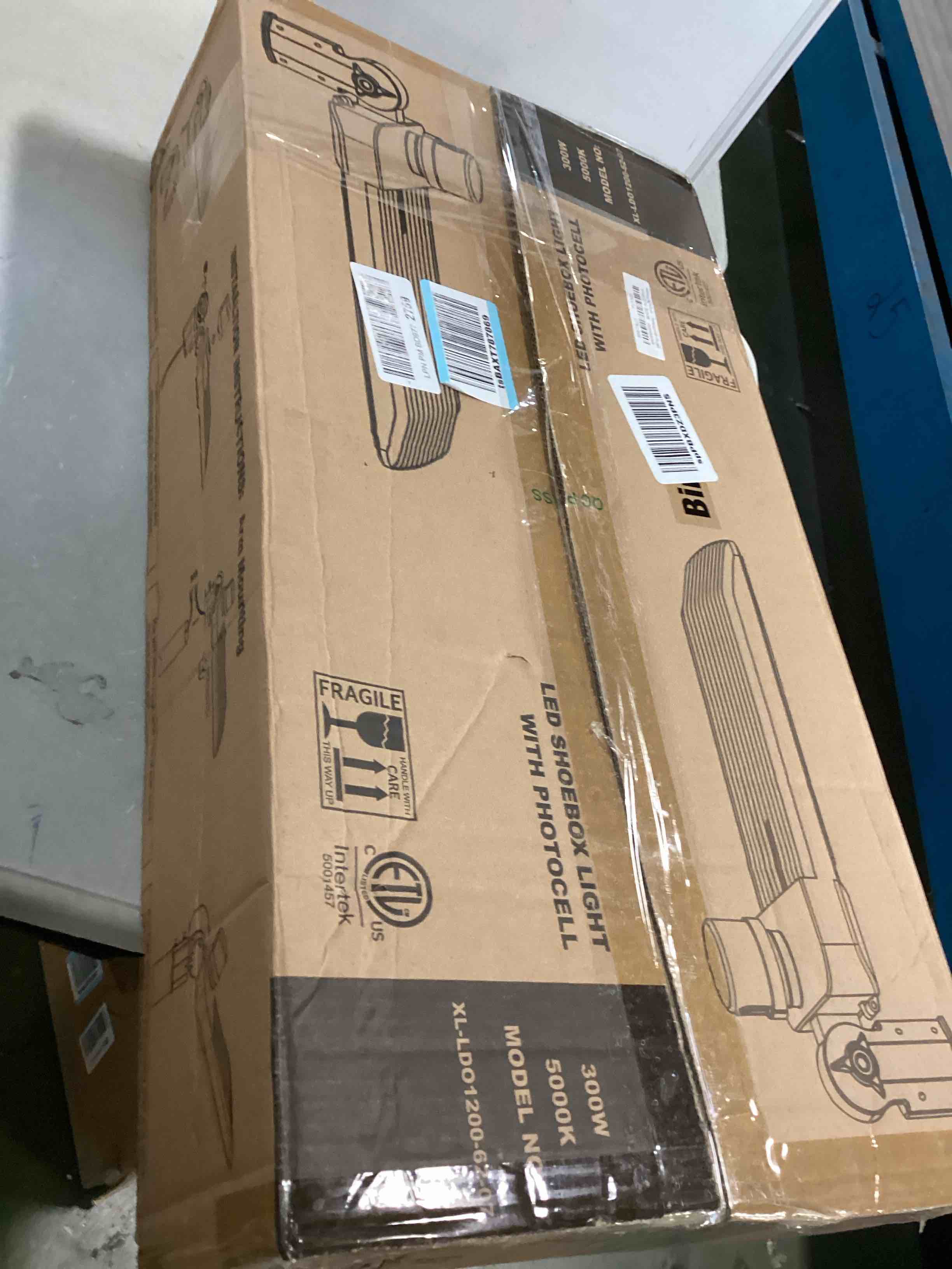 https://s3.amazonaws.com/lotting-images-prod/bidfta/GRA0045578_1726492168110.jpeg