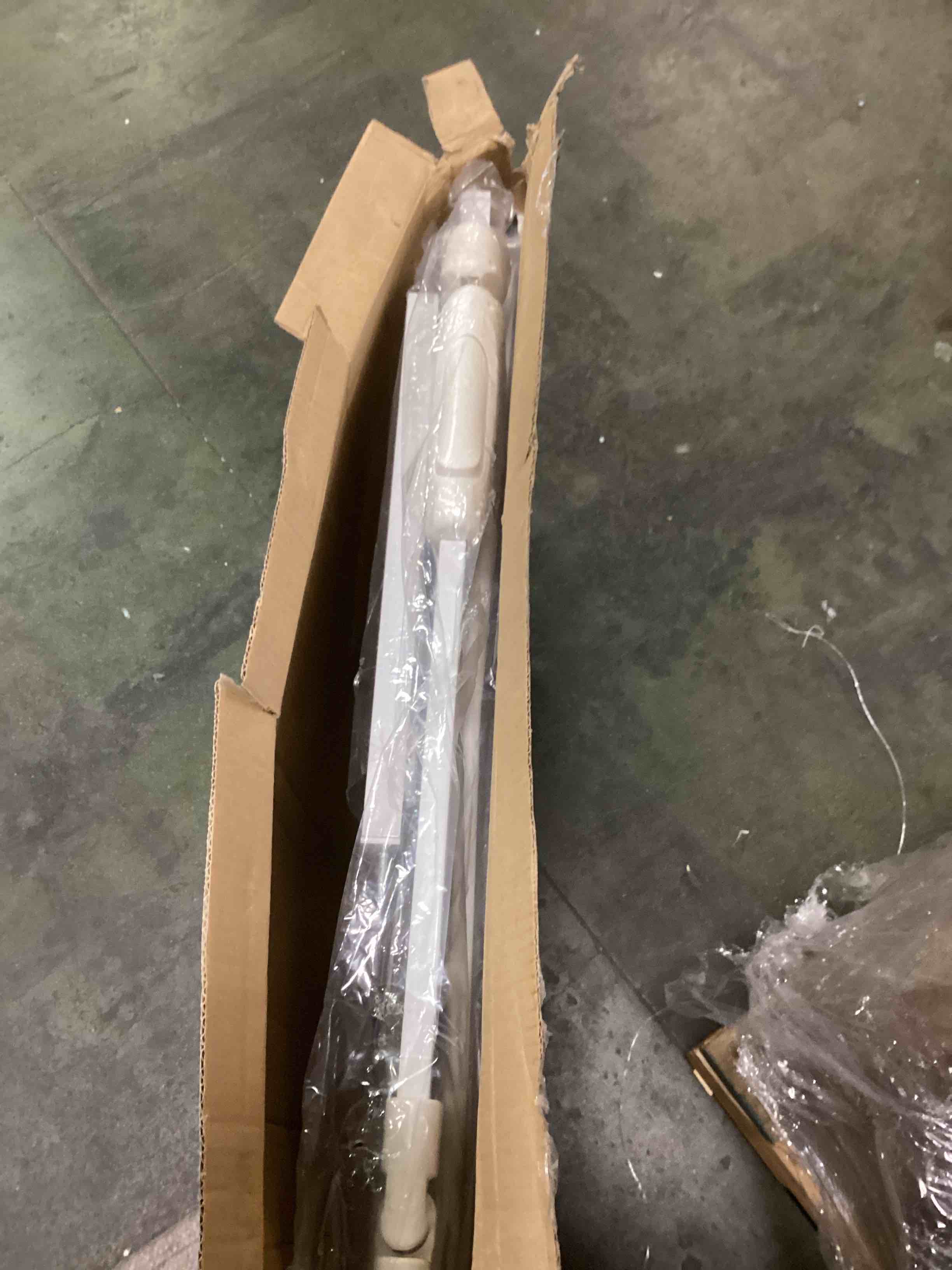 https://s3.amazonaws.com/lotting-images-prod/bidfta/GRA0052390_1725025334614.jpeg