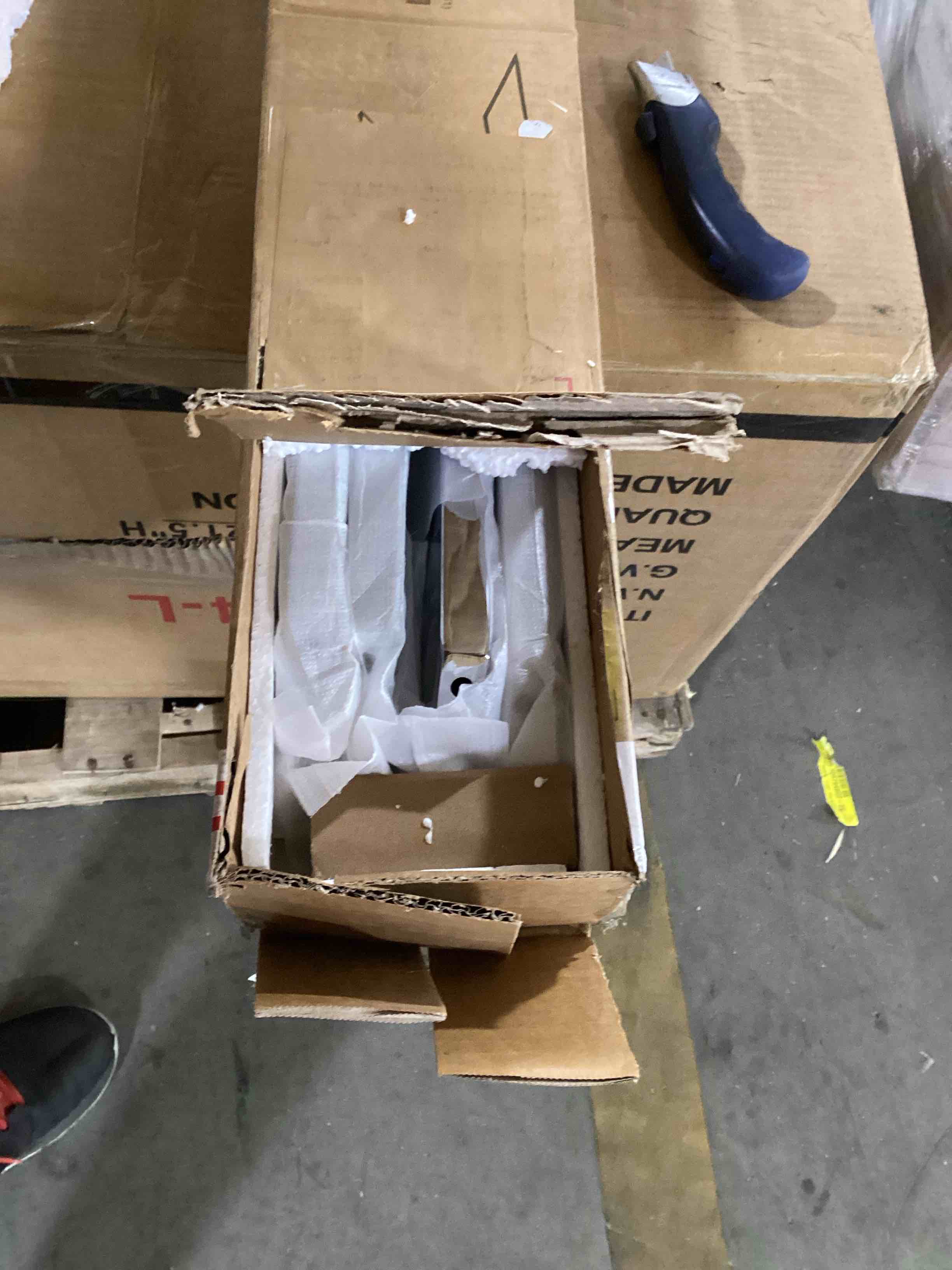https://s3.amazonaws.com/lotting-images-prod/bidfta/GRA0074148_1734972640490.jpeg