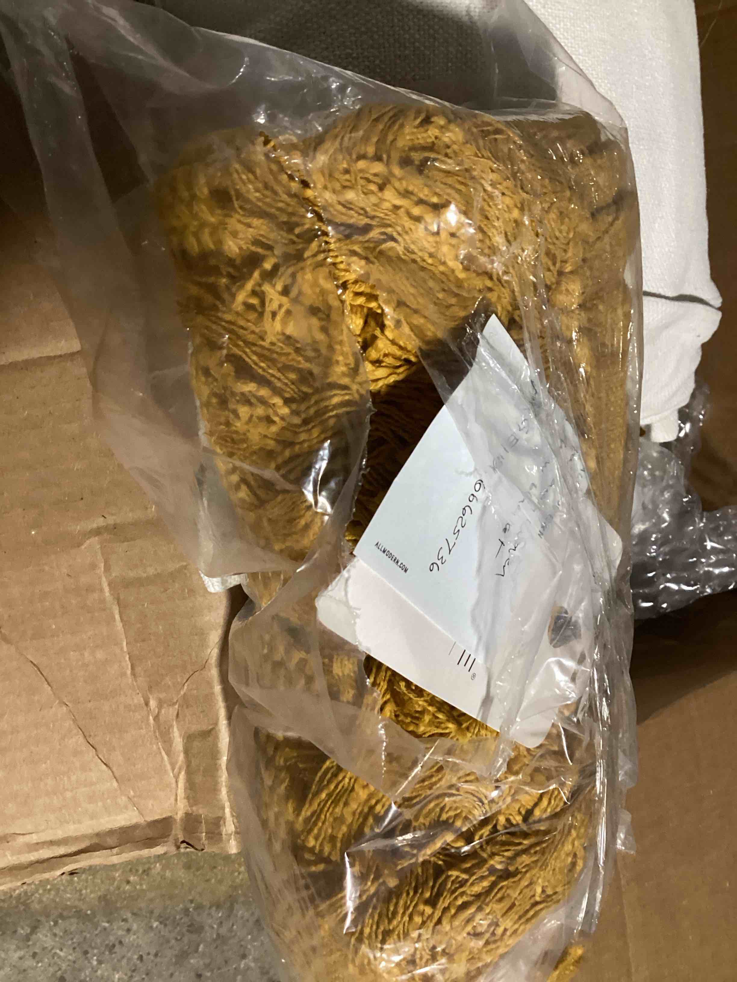https://s3.amazonaws.com/lotting-images-prod/bidfta/GRA0087978_1729684105192.jpeg