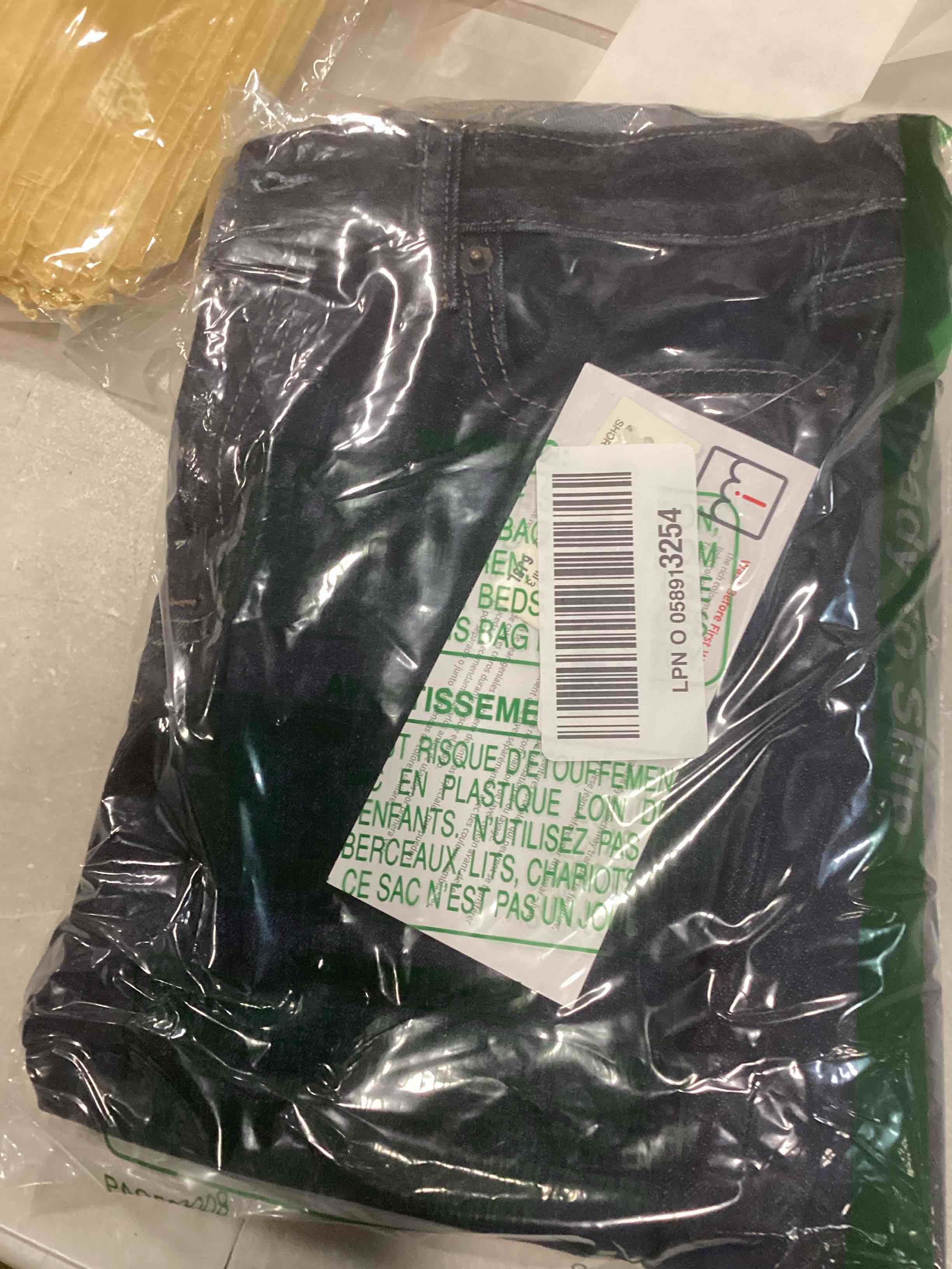 Amazon Essentials Women's MidRise Slim Bootcut Jean 4 Short Dark Wash