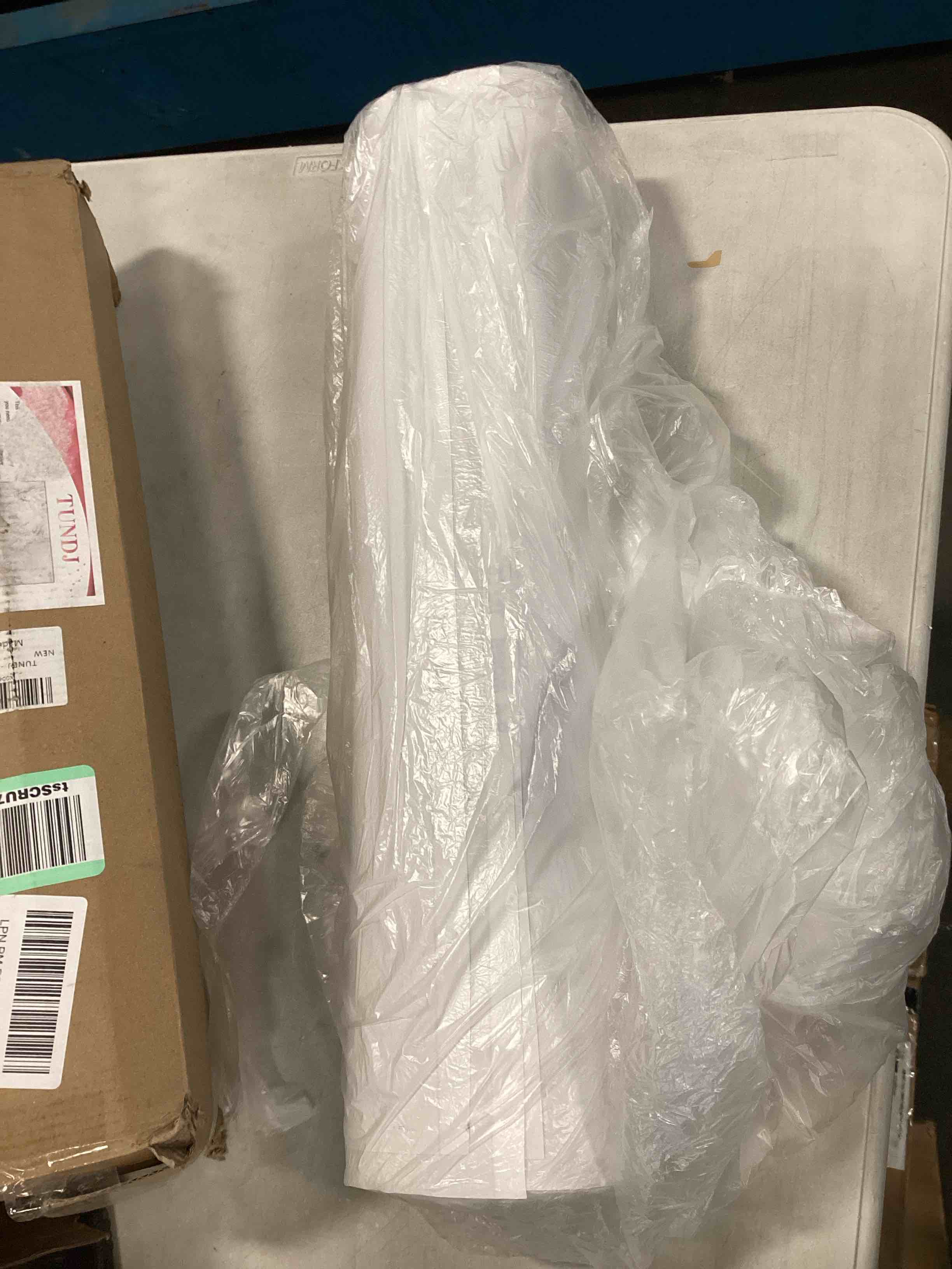 https://s3.amazonaws.com/lotting-images-prod/bidfta/GRA0139844_1726664598407.jpeg