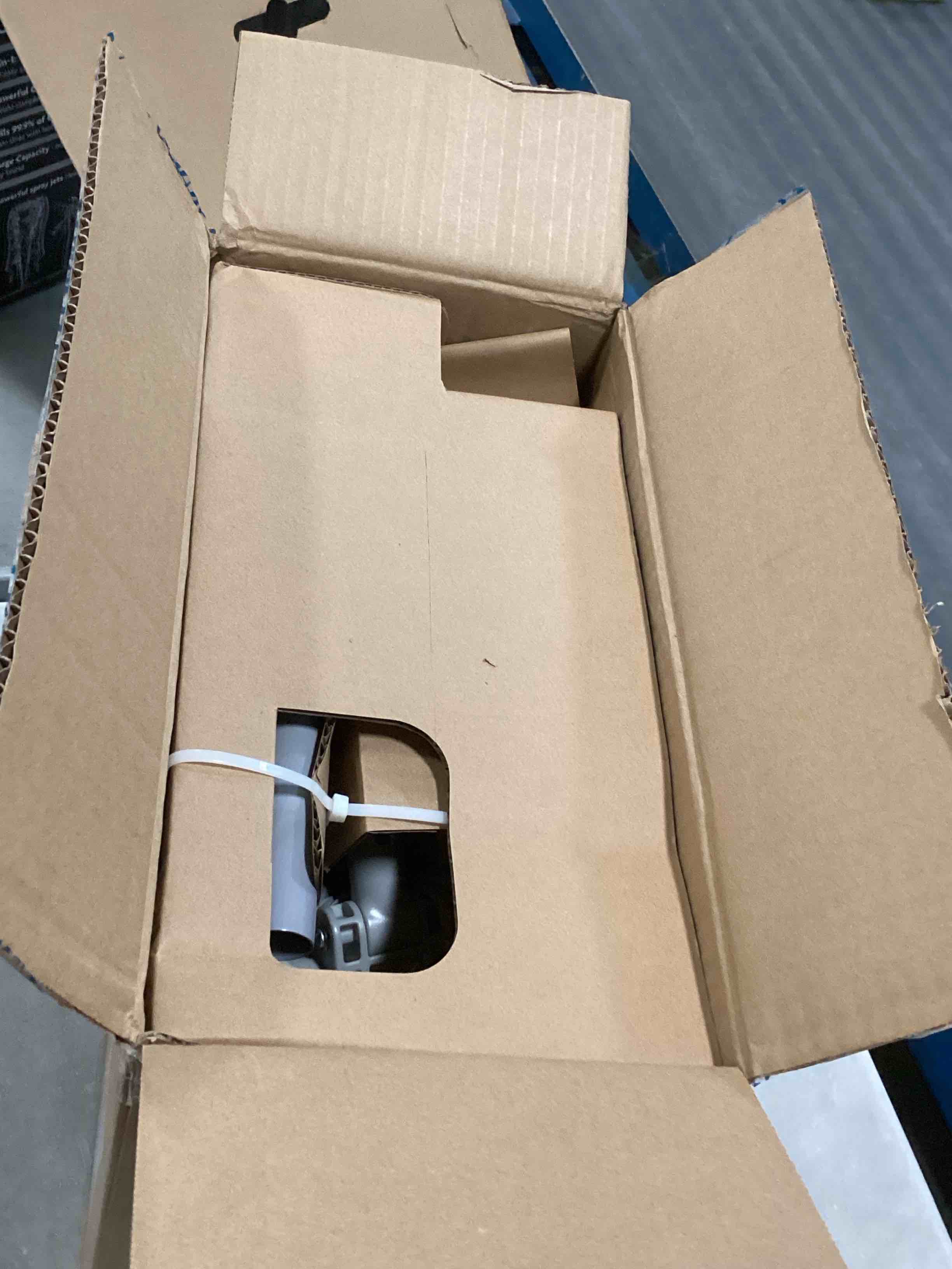 https://s3.amazonaws.com/lotting-images-prod/bidfta/GRA0166862_1728532112670.jpeg