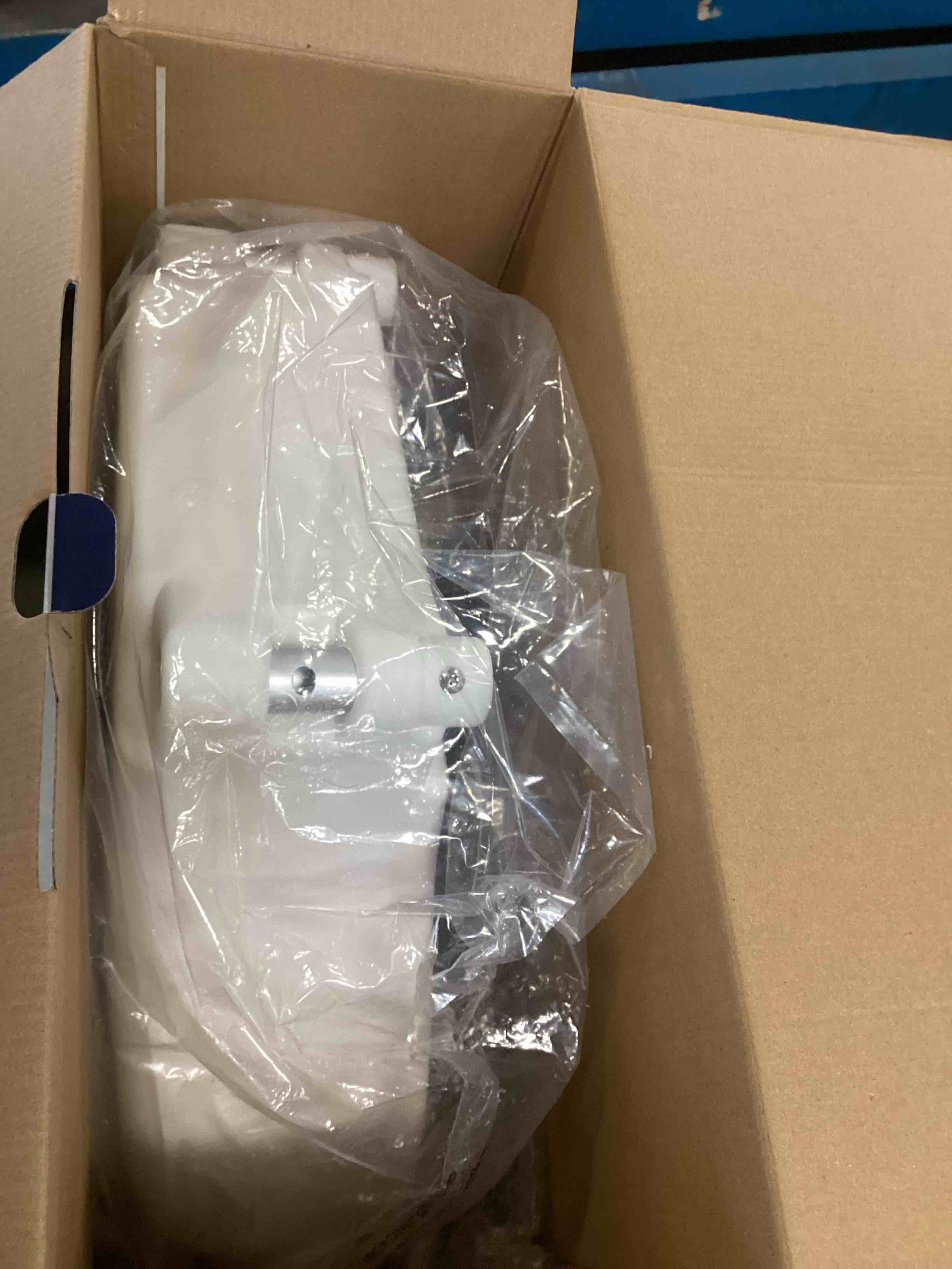 https://s3.amazonaws.com/lotting-images-prod/bidfta/GRA0168502_1732634999404.jpeg