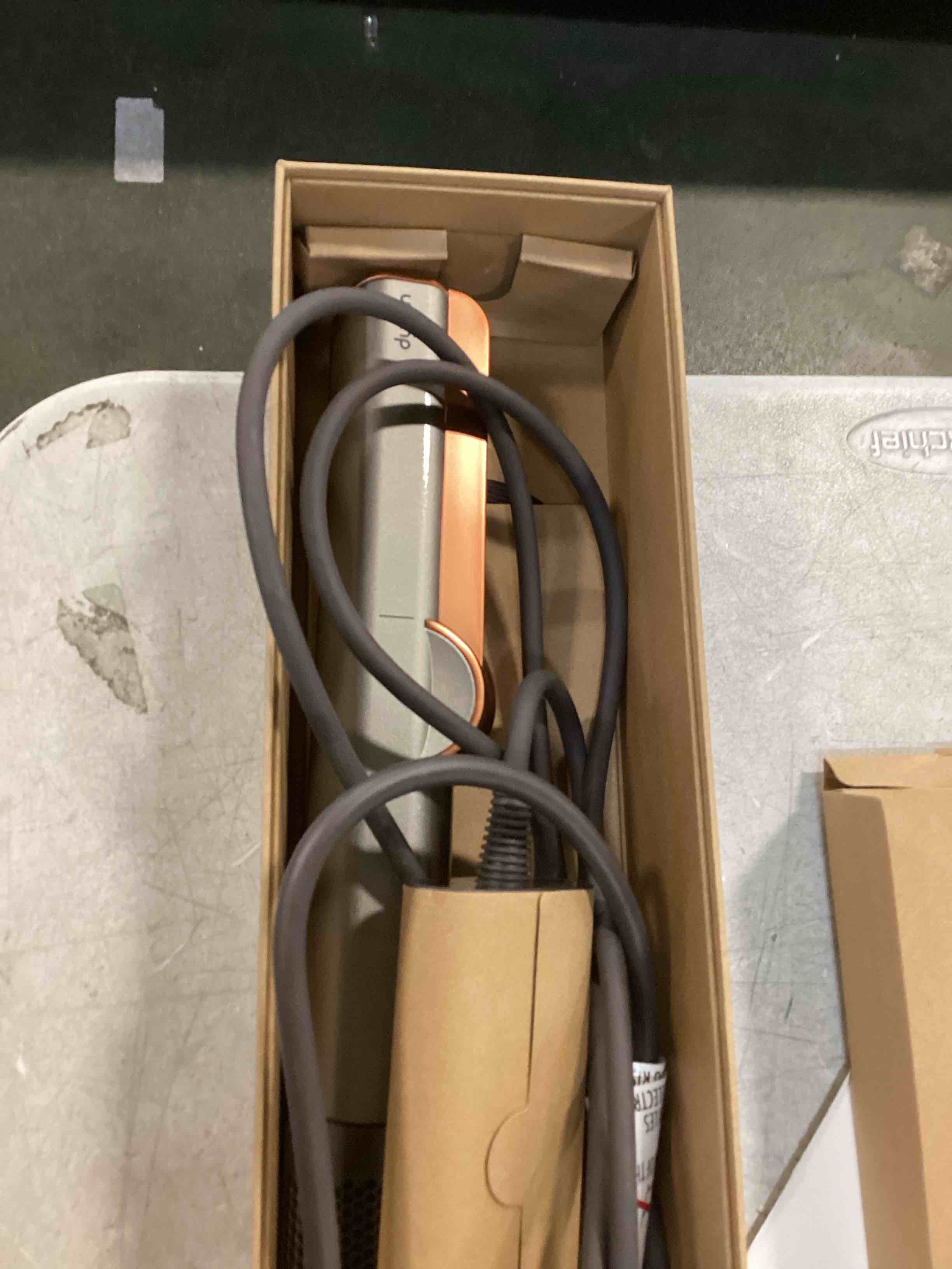 https://s3.amazonaws.com/lotting-images-prod/bidfta/GRA0186715_1733145412786.jpeg