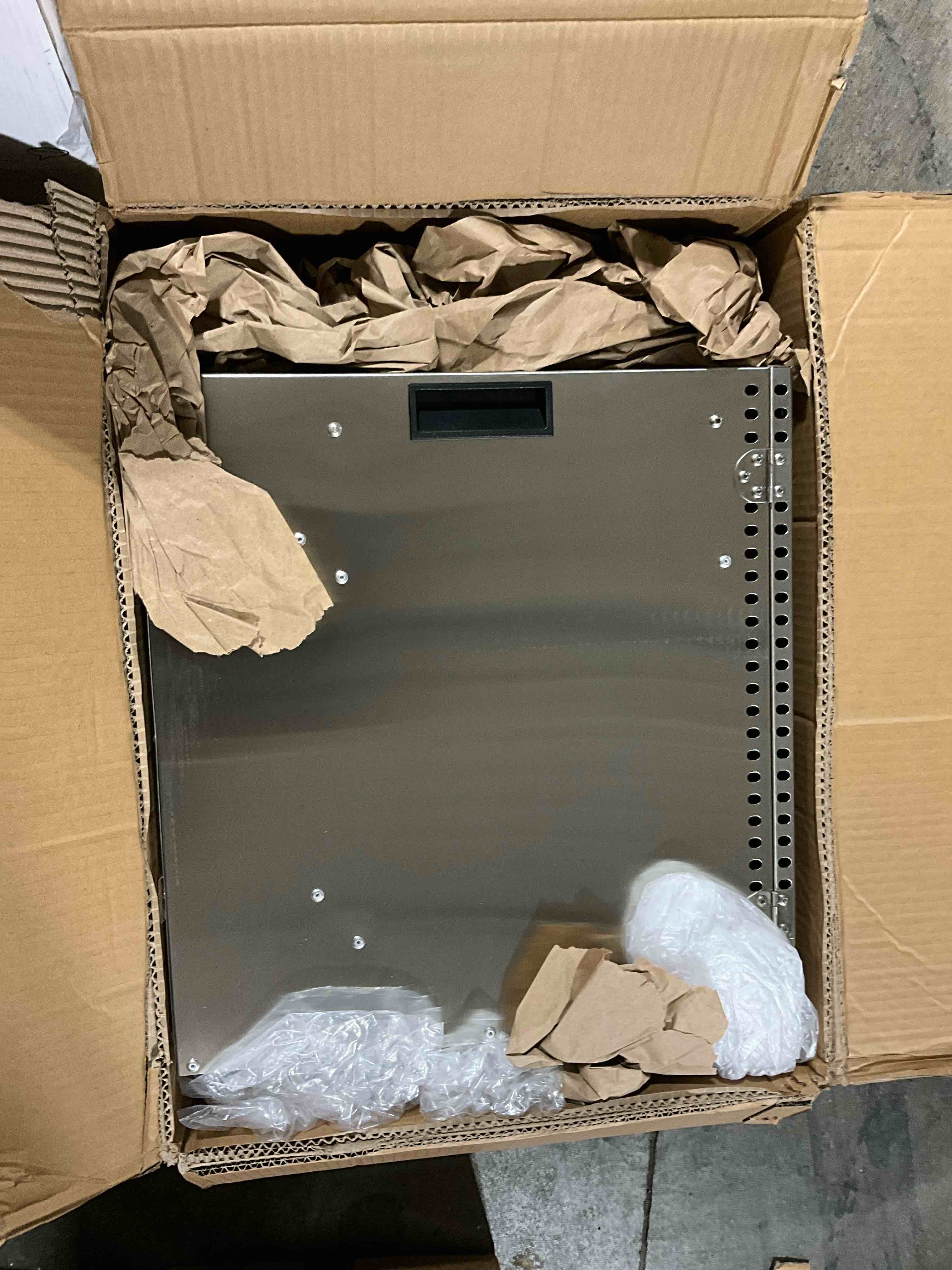 https://s3.amazonaws.com/lotting-images-prod/bidfta/GRA0193585_1731533596887.jpeg